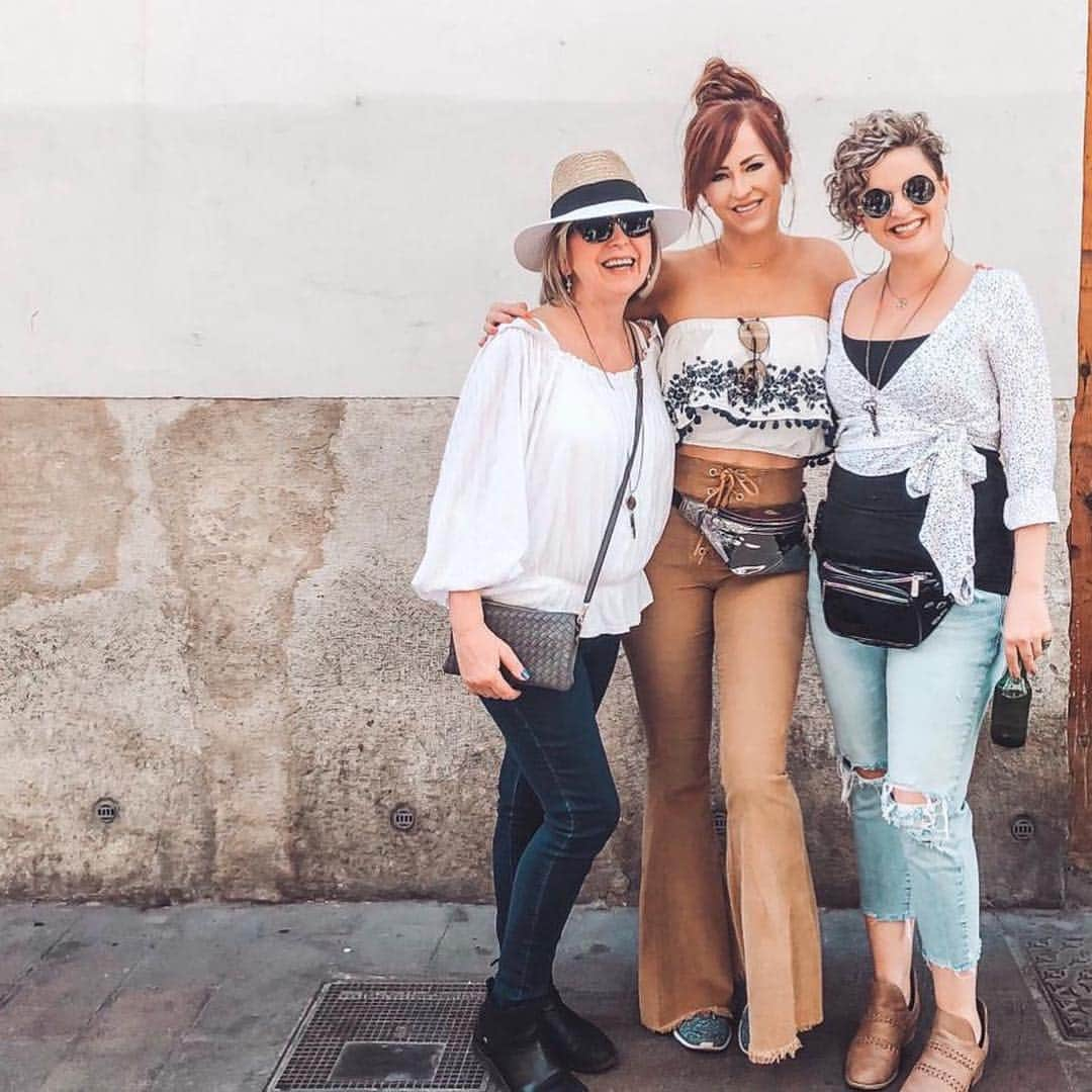 サマー・レイさんのインスタグラム写真 - (サマー・レイInstagram)「Walked over 50 miles each, saw 8 fallas burn, tried paella, & possibly blew out my right ear drum due to fireworks...we survived our first Las Fallas! 🇪🇸💥 #lasfallas」3月21日 10時22分 - daniellemoinet