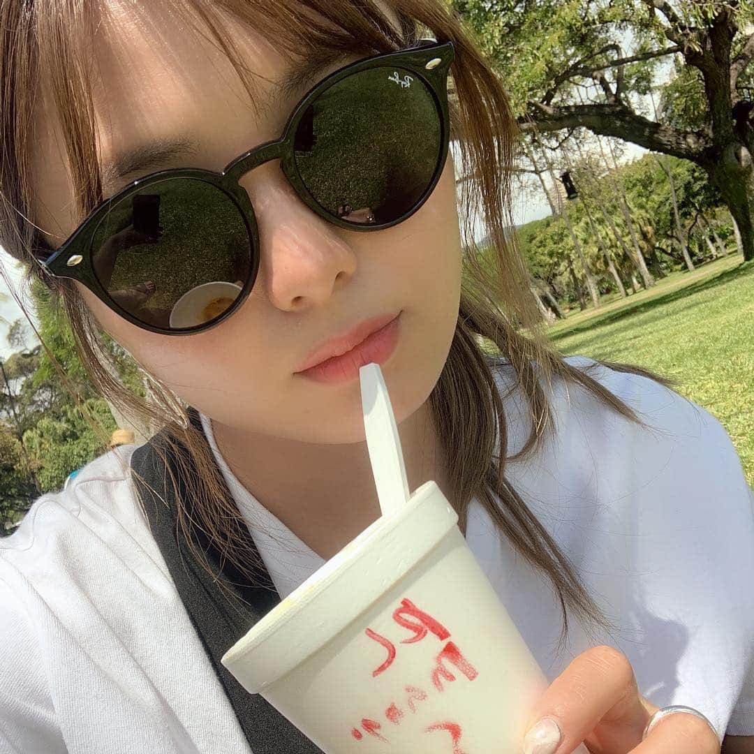のインスタグラム：「ハネムーン Day 6🌺🌈 . 最終日は... 朝の5時からダイヤモンドヘッド に登ってきました⛰ 本当になめてました😂笑 最後の階段、、やばすぎて 後ろでめっちゃオコな旦那様😂 オエオエ言いながら登ってて 面白すぎて、、、😂 上の方で酸素が薄く感じてさらに 笑っちゃって私は辛かった😂 そして旦那様は登りきったあと まじでグロッキーになってました😂運動不足の賜物😂 一人で写メ撮って 頂上に着いたのにソロ行動して🤙 とりあえず達成感はやばかった😂 通りすがりの人にやたら グッジョブ！言われるなと思ってたら、このキツさの事ね😂って 納得😂😭これも最高の思い出⛰ . その後ハレクラニで朝食食べて お昼はソルベ買って 海の見えるところで ゴロゴロしてハネムーンは 終了でした❤️❤️ . 半年以上前からずっと ハネムーンだからと 長期の休みを交渉してくれた 旦那様🥺 最高の思い出になりました🏖 . おしまい♡ ＿＿＿＿＿＿＿＿＿＿＿＿＿＿＿ #ハネムーン #ハワイ #ダイヤモンドヘッド  #ハレクラニ #高橋果実店  #hawaii  #honeymoon  #trip」