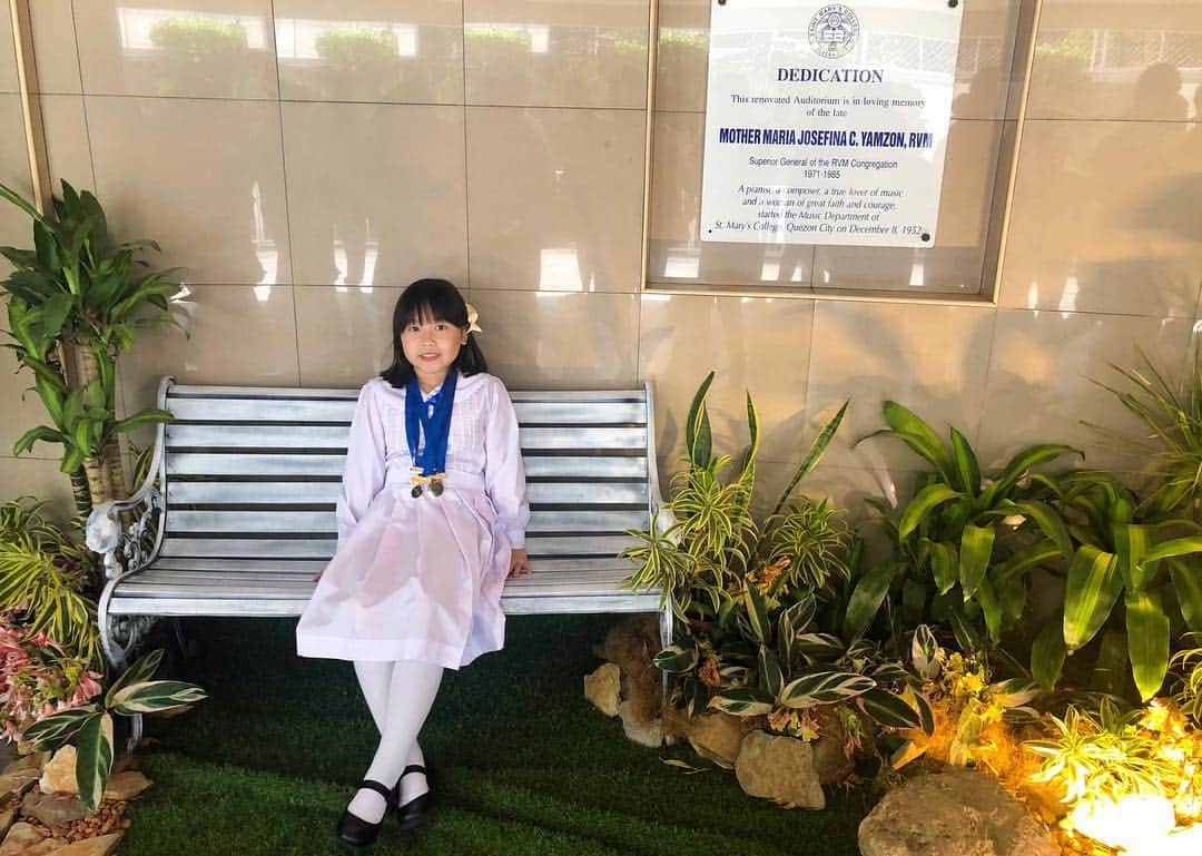 西田美保さんのインスタグラム写真 - (西田美保Instagram)「I’m so proud of my baby girl👏Thank you aimi na pinag bubutihan mo lagi sa school and lahat ng ikakabuti para sayo gawin natin at susuportahan kita anak😊😘. andito lng si mommy for you✨ Love you baby sweety💓」3月21日 10時25分 - real.miho_nishida