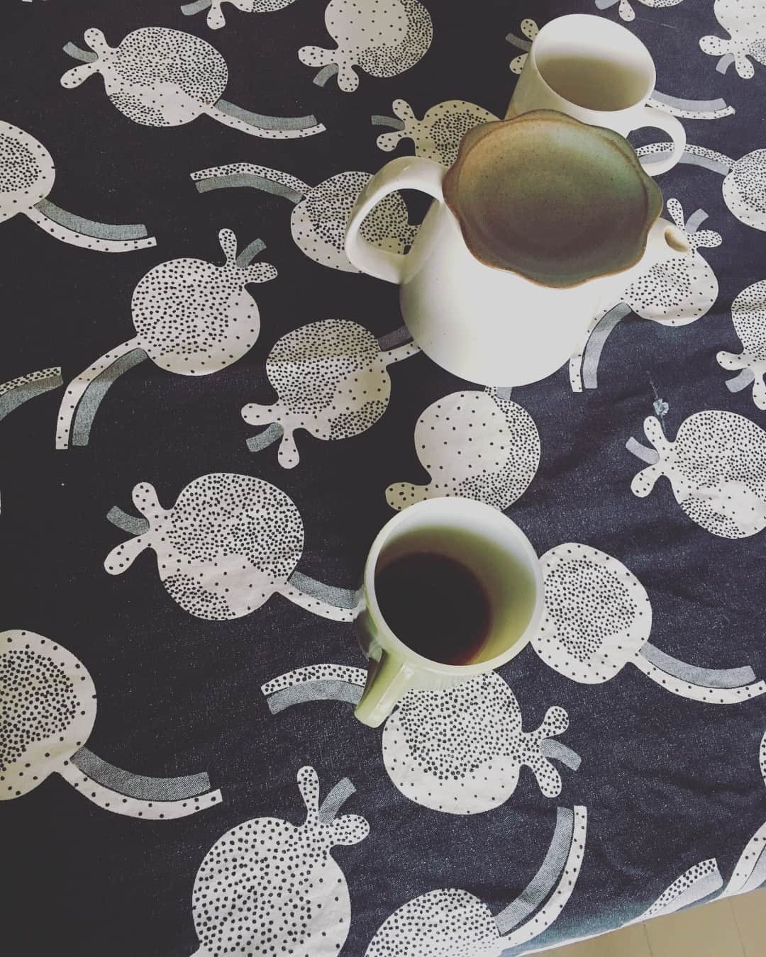 のインスタグラム：「フランス人にとって朝ごはんは重要。（彼談）というわけで、オレンジジュース、パン、コーヒーの朝ごはんをエリーズに饗して送り出し〜。『エミのヘアスタイル、日本人じゃないみたい！』って朝からフランス人に言われている私はもはや、フランス人専門お宿のマダムです。いい主演俳優が見つかるといいね。  #東京下町時間」