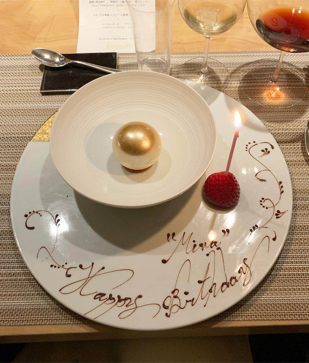中林美和さんのインスタグラム写真 - (中林美和Instagram)「大好きな #SUGALABO さんで。 普通にご飯をしていたら、 最後のデザートのときに お店が暗くなり、 仲良しの須賀シェフ @yosuke_suga が お誕生日をお祝いしてくれました🍓 なんて嬉しいサプライズ！！！✨✨✨ 須賀ちゃんお心遣いありがとう！！ . 皆さんにお祝いしていただいて 本当に嬉しいです😊 . 30代になるときには もっと構えていたけど、 40代はとても心地よい。 それがすごく嬉しい❤️ . #スガラボ #相変わらず #とっても美味しかった #素敵なサプライズ #ありがとう #birthday #誕生日 #40 お洋服は @velnica_japan ♡」3月21日 10時30分 - miwanakabayashi