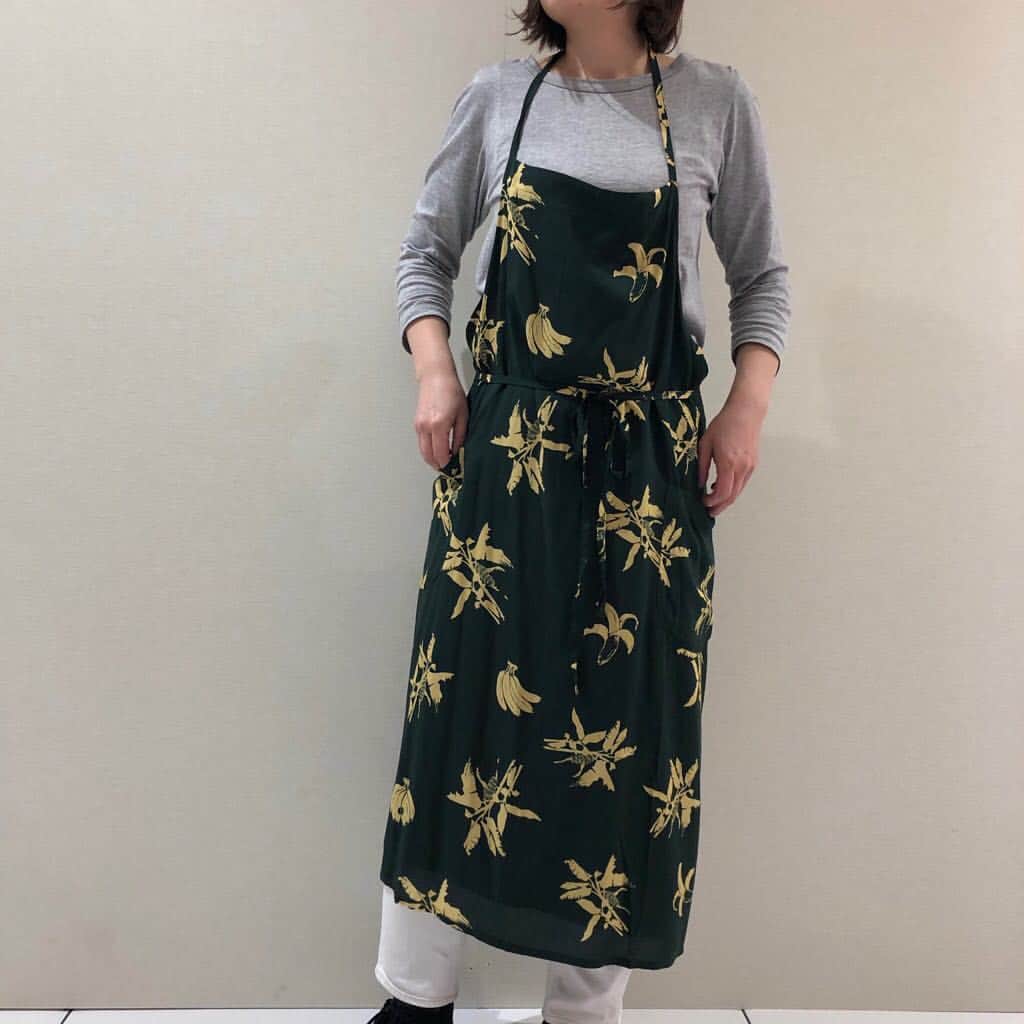のインスタグラム：「\\ オリジナルファブリック入荷！ // . 毎シーズン人気のオリジナルファブリックシリーズ。今シーズンはリゾートで過ごす休暇をテーマに、シルクのような光沢感と滑らかさが大人っぽさを演出する、レーヨン100％のこだわりの生地を使用。 . ヴィンテージのハワイアンファブリックの柄をプリントし、抜け感のある大人カジュアルスタイルをご提案します。 . ぜひ名古屋ラシック店にてチェックしてみてください！ . ──────────────── レーヨンプリント胸当てエプロン/ロング 8,500円+税 Col:グリーン、ネイビー 商品コード:SY9S8108 https://shop-simply-coltd.jp/products/detail.php?product_id=1661 . レーヨンプリントガウンワンピース 16,000円+税 Col:ネイビー、グリーン 商品コード:SY9S3602 https://shop-simply-coltd.jp/products/detail.php?product_id=1666 . レーヨンプリント半袖アロハシャツ 12,000円+税 Col:ネイビー、グリーン 商品コード:SY9S3502 https://shop-simply-coltd.jp/products/detail.php?product_id=1660 ──────────────── . ★Simply ONLINE SHOPはプロフィールURLから↓ @simplycoltd . #simply #シンプリー #simplycoltd #エプロン #お出かけエプロン #ワークウエア #ウエア #apron #wear #workwear #キッチン雑貨 #キッチン #kitchen #simplygood #ボーイな女 #大人カジュアル #new #newitem #originalfablic #resort #hawaiian #新作 #新商品 #オリジナルファブリック #リゾート #ハワイアン」