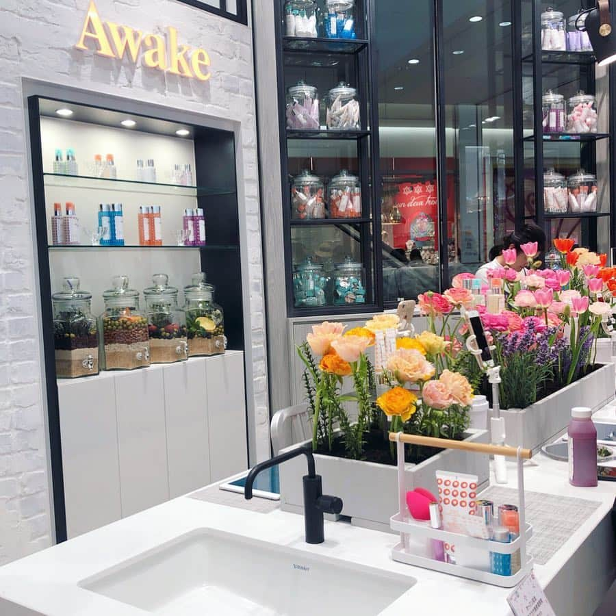 MAQUIA ONLINEさんのインスタグラム写真 - (MAQUIA ONLINEInstagram)「. ㊗️ #AWAKE @awakeskin_jp 初の直営店が 東急プラザ表参道原宿3Fに本日オープン👏 . スタジオ&キッチンがコンセプト✨ アイランドキッチンのような 着席してタッチアップできるカウンターには スマホスタンドやコンセント&USBも完備。 撮影やライブ配信が可能だそう。 . 東急プラザ表参道原宿は一般の方の 店内での撮影が可能なことから このような取り組みが実現✨ タッチアップの際はぜひ活用してみて❣️ . 4月7日まで生花ディスプレイするそうなので 素敵な写真が撮れそう💐✨ . オイル4種と化粧水1種、クレンジングジェリーが セットになったオープン記念限定セットは 人気のオイルを試すチャンス❣️ マキアオンラインで口コミランキング1位を獲得した 温感クレンジングジェルやCCクリームも 要チェックです💁‍♀️✨ . AWAKE 東急プラザ表参道原宿 東京都渋谷区神宮前4-30-3 11時～21時 本日3/21オープン . . Posted by @maclemacle . #アウェイク #直営店 #maclereport #東急プラザ表参道原宿 #コーセー #KOSE #表参道 #原宿 #明治神宮前」3月21日 10時39分 - maquia.magazine