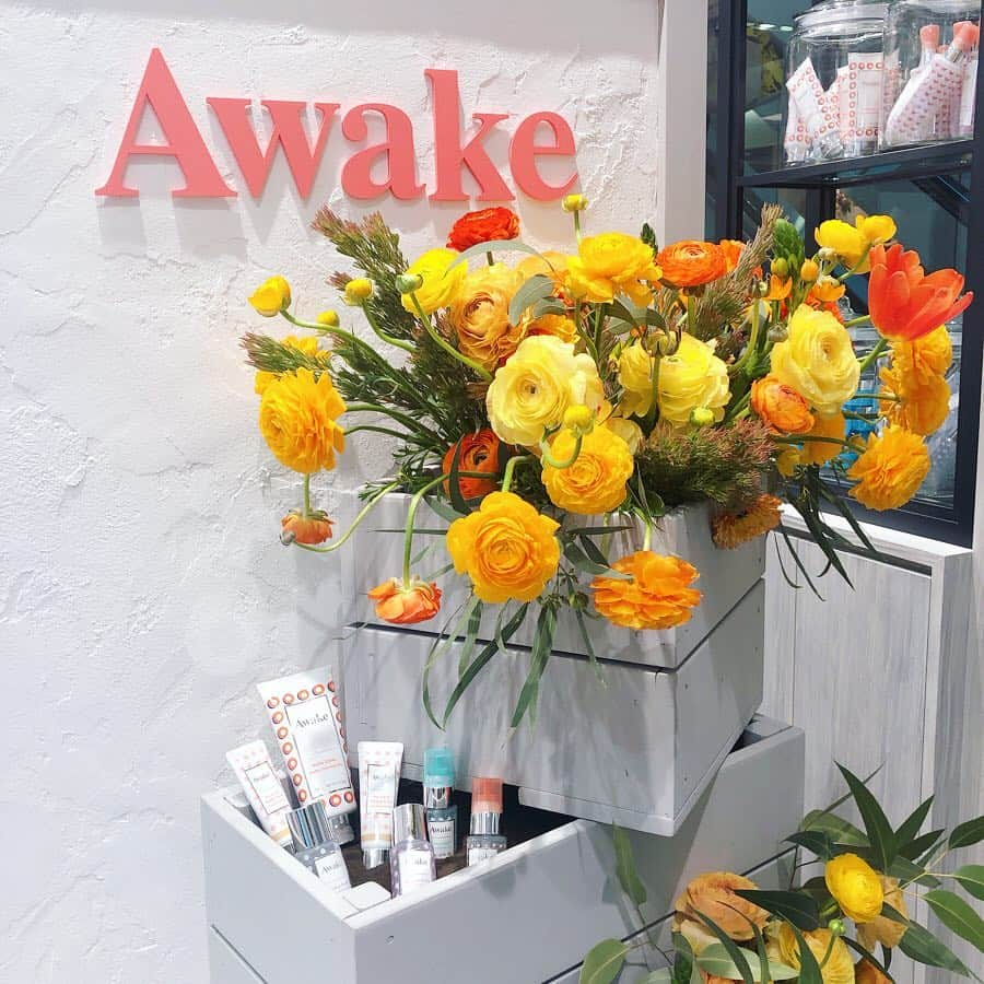 MAQUIA ONLINEさんのインスタグラム写真 - (MAQUIA ONLINEInstagram)「. ㊗️ #AWAKE @awakeskin_jp 初の直営店が 東急プラザ表参道原宿3Fに本日オープン👏 . スタジオ&キッチンがコンセプト✨ アイランドキッチンのような 着席してタッチアップできるカウンターには スマホスタンドやコンセント&USBも完備。 撮影やライブ配信が可能だそう。 . 東急プラザ表参道原宿は一般の方の 店内での撮影が可能なことから このような取り組みが実現✨ タッチアップの際はぜひ活用してみて❣️ . 4月7日まで生花ディスプレイするそうなので 素敵な写真が撮れそう💐✨ . オイル4種と化粧水1種、クレンジングジェリーが セットになったオープン記念限定セットは 人気のオイルを試すチャンス❣️ マキアオンラインで口コミランキング1位を獲得した 温感クレンジングジェルやCCクリームも 要チェックです💁‍♀️✨ . AWAKE 東急プラザ表参道原宿 東京都渋谷区神宮前4-30-3 11時～21時 本日3/21オープン . . Posted by @maclemacle . #アウェイク #直営店 #maclereport #東急プラザ表参道原宿 #コーセー #KOSE #表参道 #原宿 #明治神宮前」3月21日 10時39分 - maquia.magazine