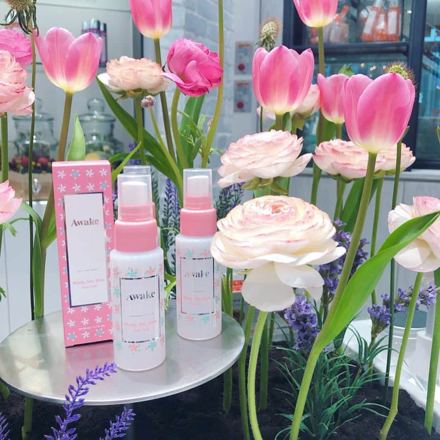 MAQUIA ONLINEさんのインスタグラム写真 - (MAQUIA ONLINEInstagram)「. ㊗️ #AWAKE @awakeskin_jp 初の直営店が 東急プラザ表参道原宿3Fに本日オープン👏 . スタジオ&キッチンがコンセプト✨ アイランドキッチンのような 着席してタッチアップできるカウンターには スマホスタンドやコンセント&USBも完備。 撮影やライブ配信が可能だそう。 . 東急プラザ表参道原宿は一般の方の 店内での撮影が可能なことから このような取り組みが実現✨ タッチアップの際はぜひ活用してみて❣️ . 4月7日まで生花ディスプレイするそうなので 素敵な写真が撮れそう💐✨ . オイル4種と化粧水1種、クレンジングジェリーが セットになったオープン記念限定セットは 人気のオイルを試すチャンス❣️ マキアオンラインで口コミランキング1位を獲得した 温感クレンジングジェルやCCクリームも 要チェックです💁‍♀️✨ . AWAKE 東急プラザ表参道原宿 東京都渋谷区神宮前4-30-3 11時～21時 本日3/21オープン . . Posted by @maclemacle . #アウェイク #直営店 #maclereport #東急プラザ表参道原宿 #コーセー #KOSE #表参道 #原宿 #明治神宮前」3月21日 10時39分 - maquia.magazine