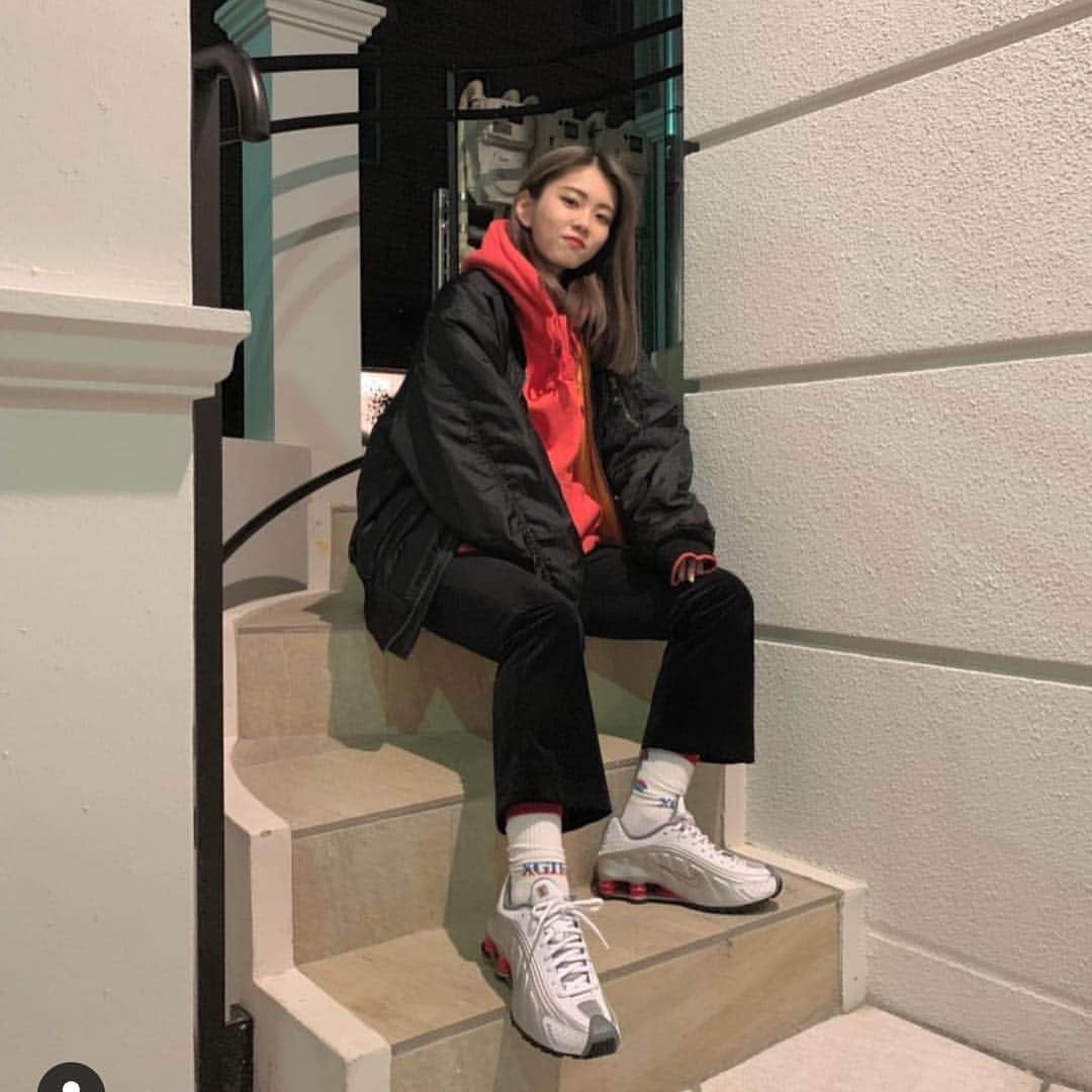 のインスタグラム：「. atmos official staff NARU styling♡ 【NOW ON SALE】 NIKE SHOX R4 BV1111-008 BV1111-100 ¥14,000+tax #atmos#atmostokyo#atmospink#nike #ナイキ#アトモス#アトモスピンク」