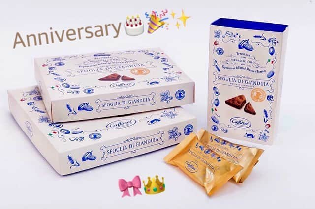 カファレルチョコレートさんのインスタグラム写真 - (カファレルチョコレートInstagram)「4th anniversary〜〜🎉✨！！！ 本日 3/21(祝木)は、東京駅限定商品、とろ〜りサクサクの “カファレル 東京ジャンドゥーヤチョコパイ”発売4周年 ‼︎ 🎀🎗 🎁カファレル、ジャンドゥーヤのファン、チョコパイファンのお客様へ感謝の気持ちを込めて、本日限定で、チョコレートをプレゼントする、店頭プレゼントキャンペーンを開催中です！！ カファレル人気の、チョコパイにも使用しているジャンドゥーヤをプレゼント✨ カファレル東京駅グランスタ店にて、皆さまのお越しをお待ちしています 🎂🎉 👑 昨年、東京駅限定お土産スイーツ部門で、1位を獲得した、東京ジャンドゥーヤチョコパイ✨ 初めての方も、ぜひこの機会にお召し上がり下さいませ。 【内容】 「4周年記念 チョコレートプレゼントキャンペーン」 日程：2019年3月21日（祝･木） 場　所：カファレル東京駅グランスタ店 内　容： 【1】東京ジャンドゥーヤチョコパイ「8個入り」「12個入り」をご購入の方先着100名様に.カファレル人気の「ジャンドゥーヤチョコレートセット 2粒(非売品)」をプレゼント。 【2】東京ジャンドゥーヤチョコパイ「8個入り」「12個入り」を4箱以上ご購入の方先着100名様に「カファレル人気のデザイン缶、ジャンドゥーヤチョコレートアソート」（非売品）をプレゼント。🎁✨ -------------------------------- 👉👉詳しくはカファレルFacebookへ✨  #東京駅グランスタ店 #東京ジャンドゥーヤチョコパイ #東京駅 #お土産 #東京土産 #ランキング #チョコパイ #東京 #東京駅限定 #カファレル #チョコレート #ジャンドゥーヤ  #カファレルチョコパイ  #グランスタ #tokyo #tokyoinfo #イタリア #トリノ #caffarel #italy #torino #gianduia #gianduiotto #choco #pie #chocolate」3月21日 10時54分 - caffarel_hy