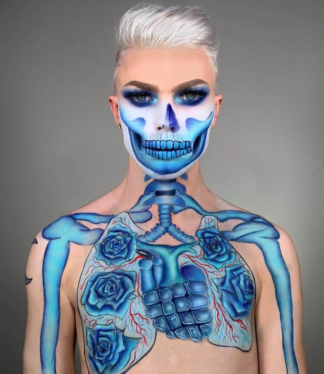 Jeffree Star Cosmeticsさんのインスタグラム写真 - (Jeffree Star CosmeticsInstagram)「BLUE X-RAY GLAMOUR 💙🌊🥶💎 @colecarrigan created this look using ONLY the #BlueBlood palette & #Redrum liquid lip 🧩 Who’s ready for March 29th??? #jeffreestarcosmetics #bluebloodpalette」3月21日 10時47分 - jeffreestarcosmetics