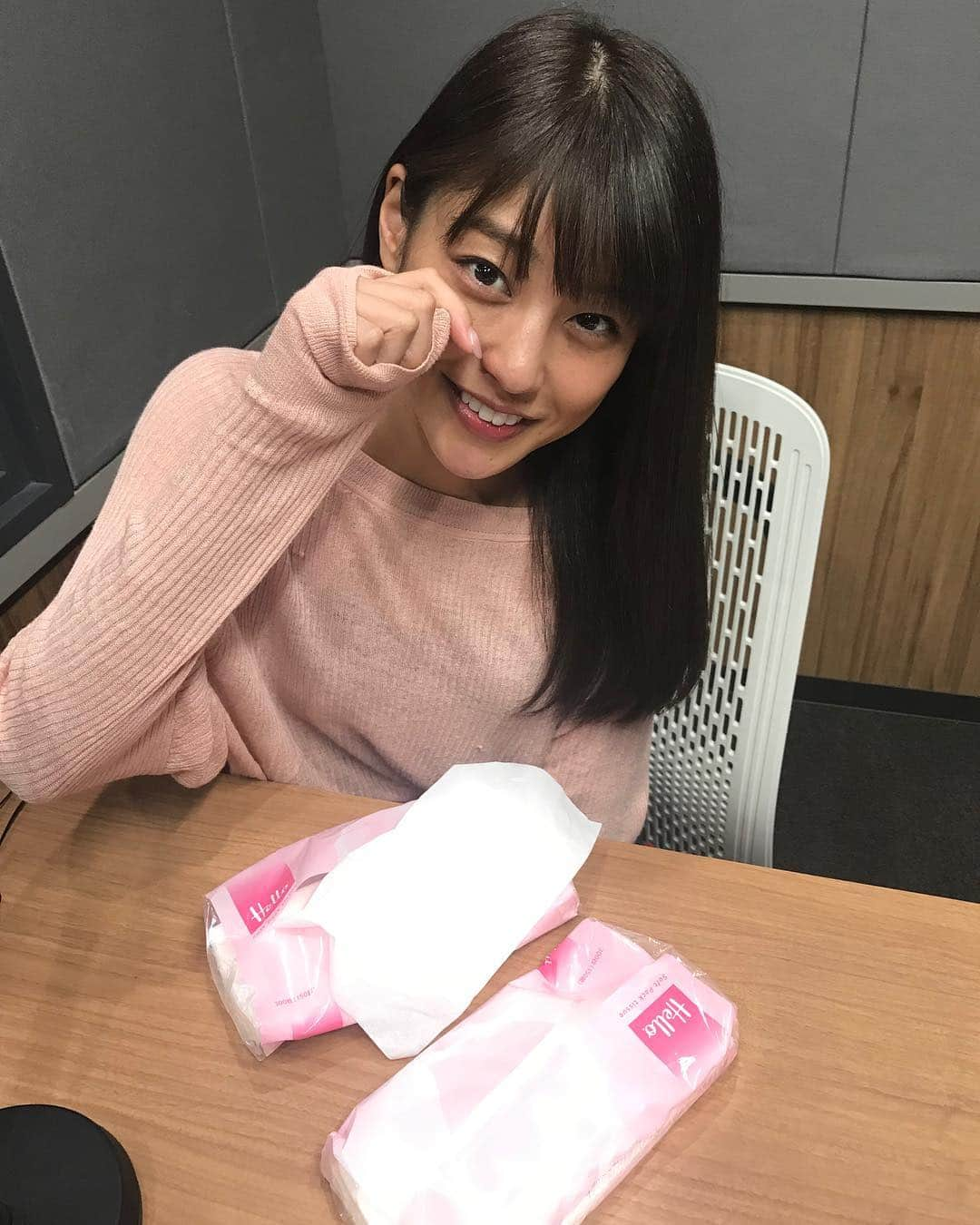 岡副麻希さんのインスタグラム写真 - (岡副麻希Instagram)「🌸 おはようございます！ 桜の開花宣言、春一番の音、むー春ですね〜🦋 今夜の21時からも『#岡副麻希のほくほくたいむ』は、 321の日らしい感じです！ スタッフさんが桜色のティッシュを用意してくれました🤧🌸🥰#やさしい #文化放送#radiko  おたより📮105-8002 メール💌hokuhoku@joqr.net までお待ちしております💕 #いちれーごのはっせんに」3月21日 10時49分 - maki_okazoe_official