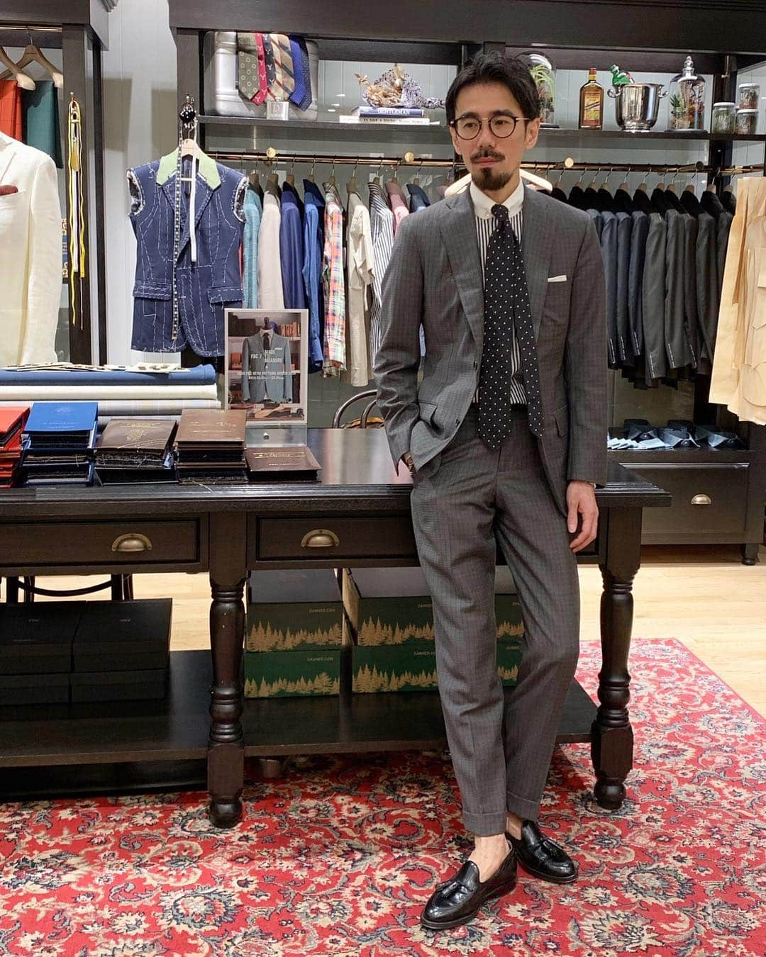 フリーマンズスポーティングクラブさんのインスタグラム写真 - (フリーマンズスポーティングクラブInstagram)「FSC STAFF STYLE-GINZA 2019.03.21  suit: #freemanssportingclub shirt: #fscmadetomeasure  2019SS FSC MTM PATTERN ORDER SUIT FAIR  2019S/Sパターンオーダースーツフェア03.24sunまで開催中。  伊の名門“ARISTON”、英“FOX BROTHERS”のニューコレクション『GOLDEN FOX』、『FOX AIR』、英“HARRISONS OF EDINBURGH”からFSCでは代名詞と言える『INDIGO』等注目生地をラインナップ。  また誂えた洋服を末永く着ていただきたいという願いから、オーダーいただいた方には創業300年の由緒あるブラシ専門店『江戸屋』から数量限定ではありますがFSCロゴを刻印した特注ブラシをノベルティーとしてプレゼントいたします。 【開催期間】 2019年3月1日(金)〜3月24日(日) 【開催店舗】 FREEMANS SPORTING CLUB – TOKYO FREEMANS SPORTING CLUB – GINZA SIX 【価格】 ジャケット：¥75,000+tax～ スーツ：¥100,000+tax〜  トラウザー：¥30,000+tax～ 【納期】 約1ヶ月半〜 ※詳しくは店頭スタッフまでお問い合わせください。 【ノベルティーに関して】 江戸屋 × FSC スーツ用豚毛ブラシ ¥75,000+tax以上オーダーいただいた方が対象となります。 ※お渡しはオーダー品出来上がり時となります。 ※数量限定により、なくなり次第終了とさせていただきます。  #madetomeasure #fsc_staff_style #menswear #fsctokyo #fscginza #ginza #ginzasix」3月21日 10時49分 - freemanssportingclub_jp