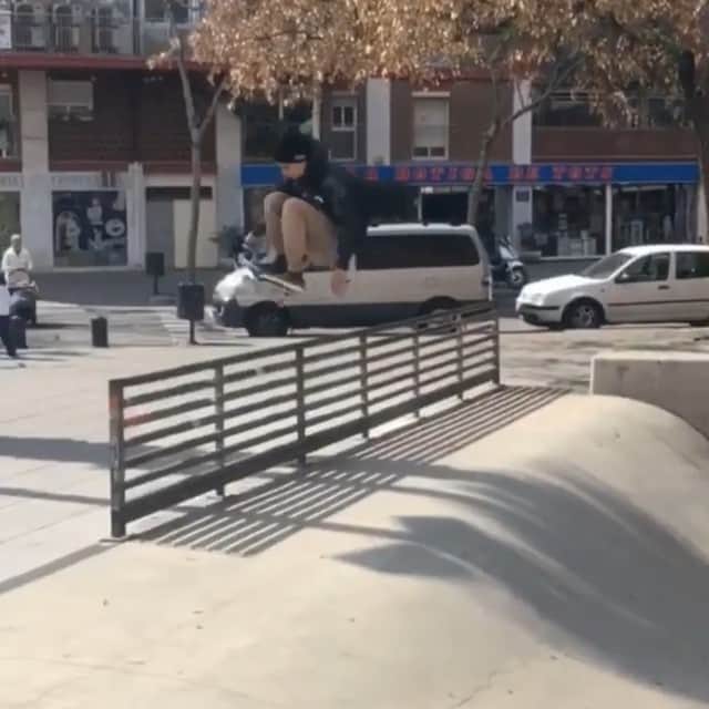 オルタモントのインスタグラム：「@chris_wimer 🌪 in the new & improved A/989 Chinos // 📹: @gusservin // #DefineYourDecade #CFADC」