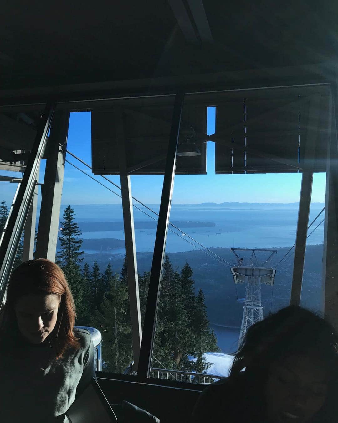 シャロン・ローレンスさんのインスタグラム写真 - (シャロン・ローレンスInstagram)「#Herenow @grousemountain GrouseMountain #firstdayofspring with @thejoellecarter @azizascott & @michael_greyeyes」3月21日 10時51分 - sharonelawrence