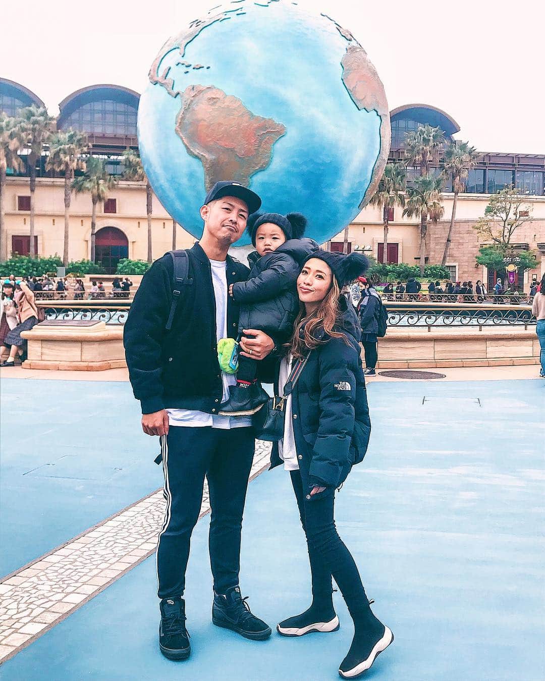 のインスタグラム：「. 出産前のディズニー納め👨🏽👦🏽👩🏽 前回のリベンジも含め ピクサー楽しもう💪🏽🌈 この時はまだ妊娠公表前で#妊娠5ヶ月 善太の理解力が更に良くなってるから 反応が楽しみすぎるっ😆🌎💕 #善太のいる生活  #ディズニー #ディズニーシー #ディズニーコーデ  #ブラックコーデ #Disney#Disneysea #family#blackcoordinate」