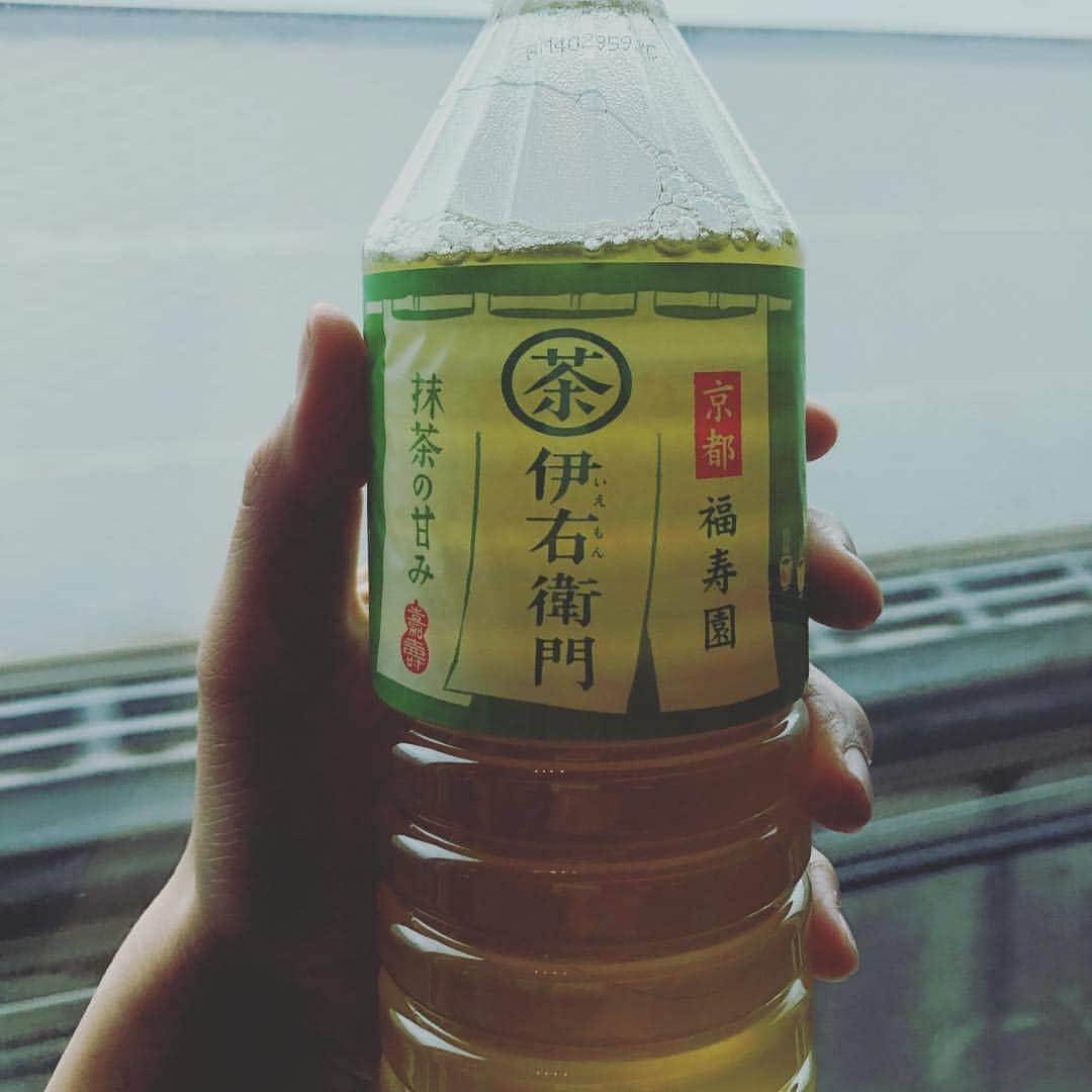 ギャル曽根さんのインスタグラム写真 - (ギャル曽根Instagram)「旅行のお供。 #旅行？ #いや、、、 #仕事。 #伊右衛門茶 #最近またぐんと美味しくなってる。 #最近の伊右衛門茶飲んでない人は是非飲んでー🤓 #美味しい。 #これから大阪行ってきまーす😊❤️」3月21日 10時57分 - galsone_1204