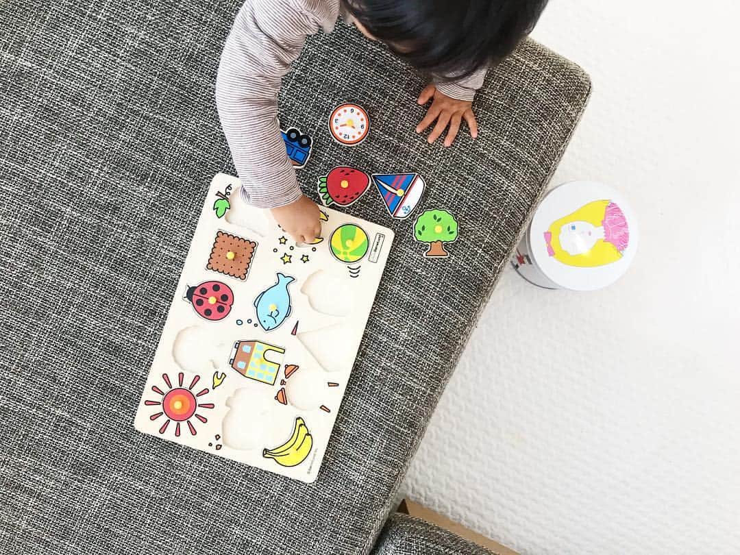 のインスタグラム：「. . 最近お気に入りのパズル☺︎ あっという間にそれぞれの名前を覚え 全部のピースをはめられるように。 子供の成長ってすごいなぁ〜✧ . #パズル#ボーネルンド#1歳7ヶ月#女の子ママ#こどものいる暮らし#こどものいる生活#おもちゃ#こどもとくらす#ママリ #子供の成長についていけてません😂」
