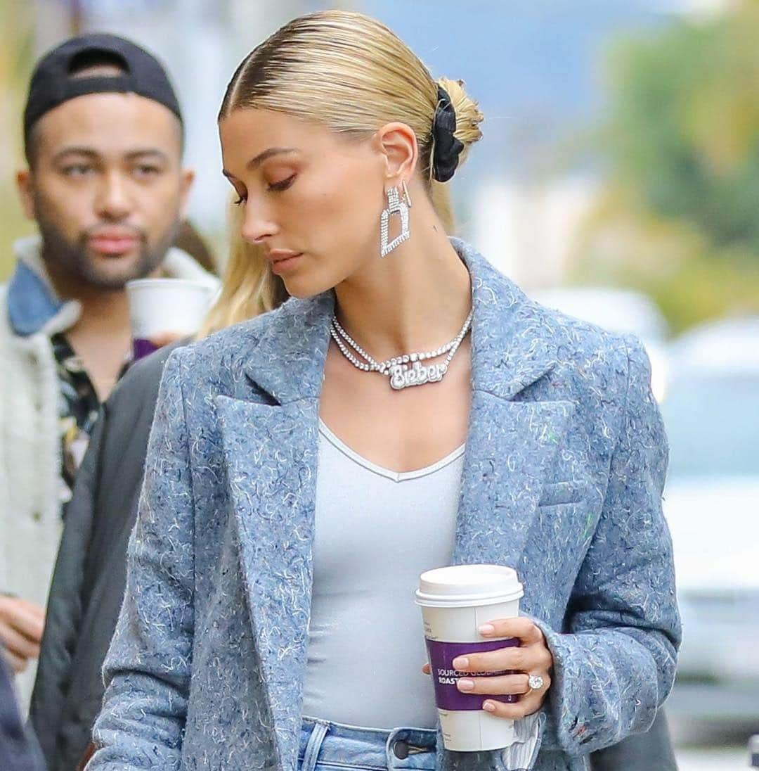 Cosmopolitanさんのインスタグラム写真 - (CosmopolitanInstagram)「You like / my necklace? / Gee thanks / Just got married 💎💍 #haileybaldwin 📷: X17 Online」3月21日 11時00分 - cosmopolitan