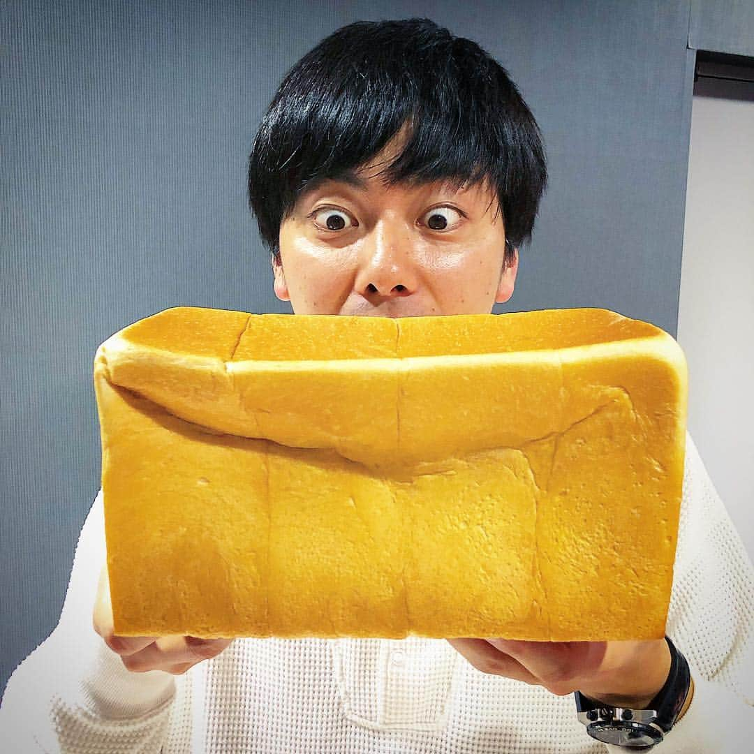 西村真二さんのインスタグラム写真 - (西村真二Instagram)「🍞 #セントルザベーカリー #行列のできるパン屋 #角食パン #この模様は #ABCラジオ #毎週日曜あさ8時40分から放送の #楽しくお出かけどこ行こラジオ #どこラジ #みなさん是非聴いてください #久保田まや さん #ラフレクラン #西村真二」3月21日 11時00分 - shinji_nishimura0630