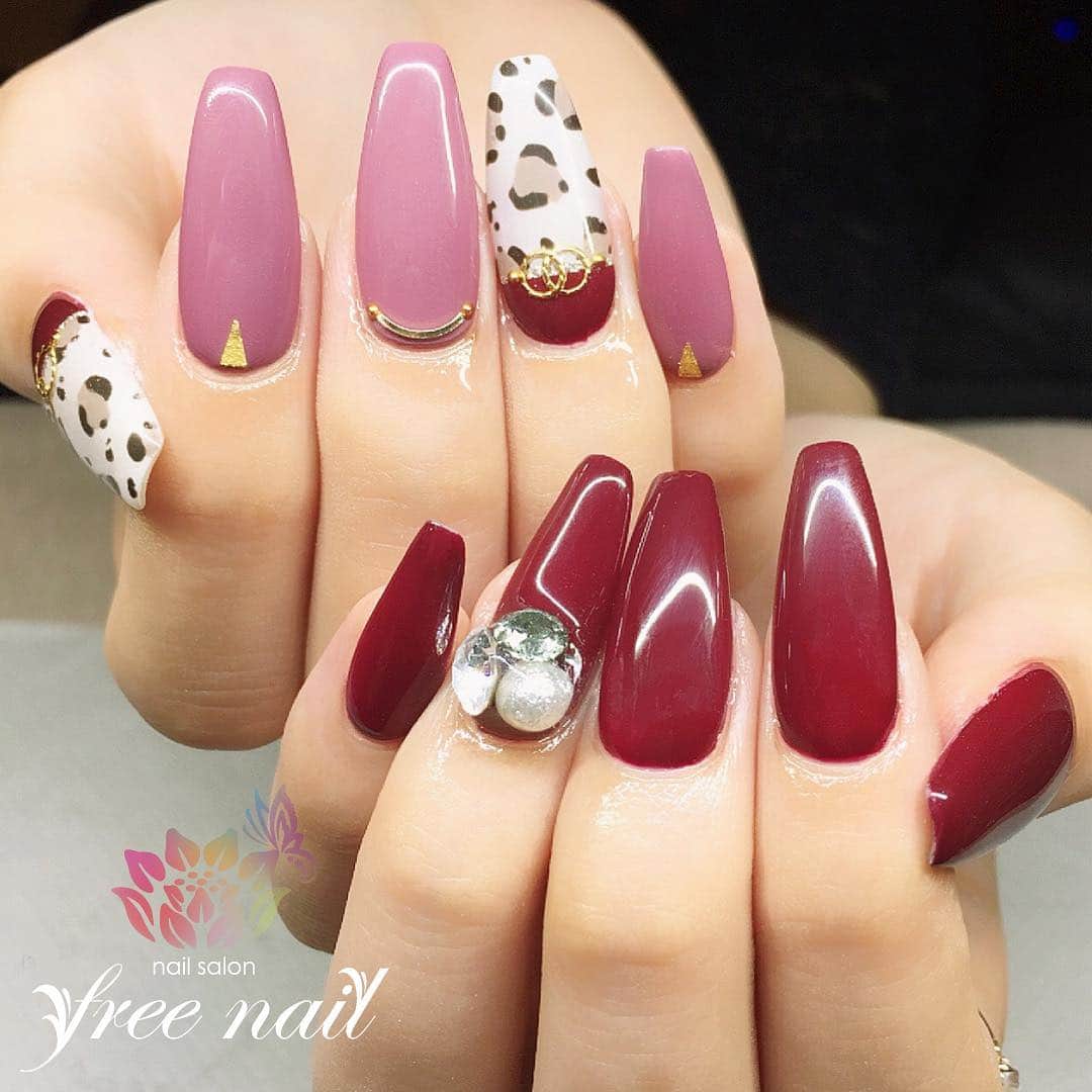 free nail フリーネイルのインスタグラム：「. お客様ネイル💅🏻🌷✨ . アシンメトリーネイル🐆♥️✨ . ロージーカラーとアニマルで大人っぽく🌹✨ . ご来店ありがとうございました🙇🏻‍♀️🙇🏻‍♀️🙇🏻‍♀️💗 . #ネイル #フリーネイル #ネイルアート #ジェルネイル #ネイルサロン #大阪ネイルサロン #ネイルデザイン #ネイルチェンジ #アシンメトリーネイル #アニマルネイル #レオパードネイル #ビジューネイル #vカットストーン #ピンクネイル #ボルドーネイル #デザインネイル #シンプルネイル #トレンドネイル #大人ネイル #春ネイル #スプリングネイル #美甲 #日式美甲 #springnails #nailsart #nailsalon #nailsdid #newnails #newnail #freenail」