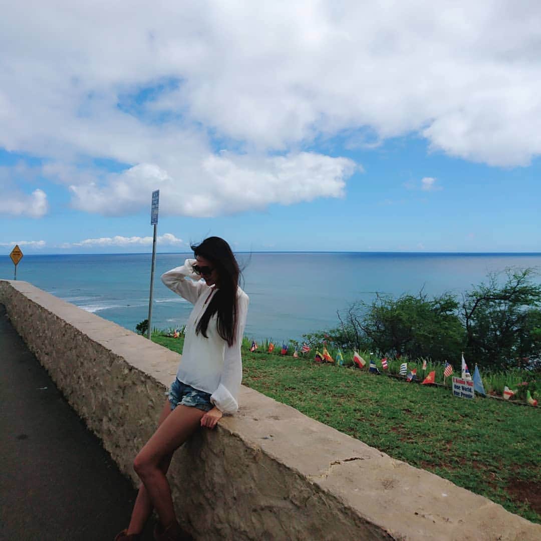 園原ゆかりさんのインスタグラム写真 - (園原ゆかりInstagram)「雲の多い強風の日でした☁ なのに恋しい、 海と風、、 #tbt 振り返る木曜日 🌴🌴🌴 🌈  #wannagoback #waikiki #hawaii #oahu #relax #holiday #ootd #hilife #traveler #ootd #instatraveling #us #🇺🇸 #vacation #travelingram #ワイキキ #ハワイで暮らす #のんびり #滞在  #ハワイ # #旅行 #トラベラー #旅行コーデ #旅人 #旅行すきな人と繋がりたい #たびすたぐらむ」3月21日 11時14分 - yucari0108