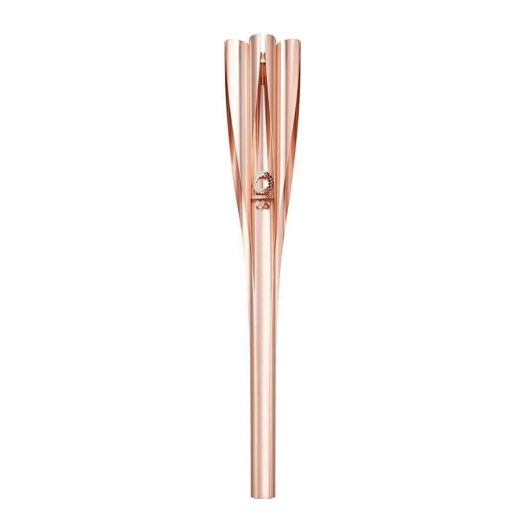 HYPEBEASTさんのインスタグラム写真 - (HYPEBEASTInstagram)「#hypelife: A cherry blossom-inspired torch has been revealed for the #Tokyo2020 @olympics. Designed by Tokujin Yoshioka, the torch has been dressed in rose-gold and takes on the shape of a sakura. It’s been crafted from the same cutting-edge technology used to create Japan’s bullet train and makes use of aluminium construction waste left over from the housing units made for the 2011 tsunami victims. The Olympic torch relay will kick off in Fukushima on March 26, 2020 and end in Tokyo on July 10, 2020. Photo: Tokyo 2020」3月21日 11時14分 - hypebeast