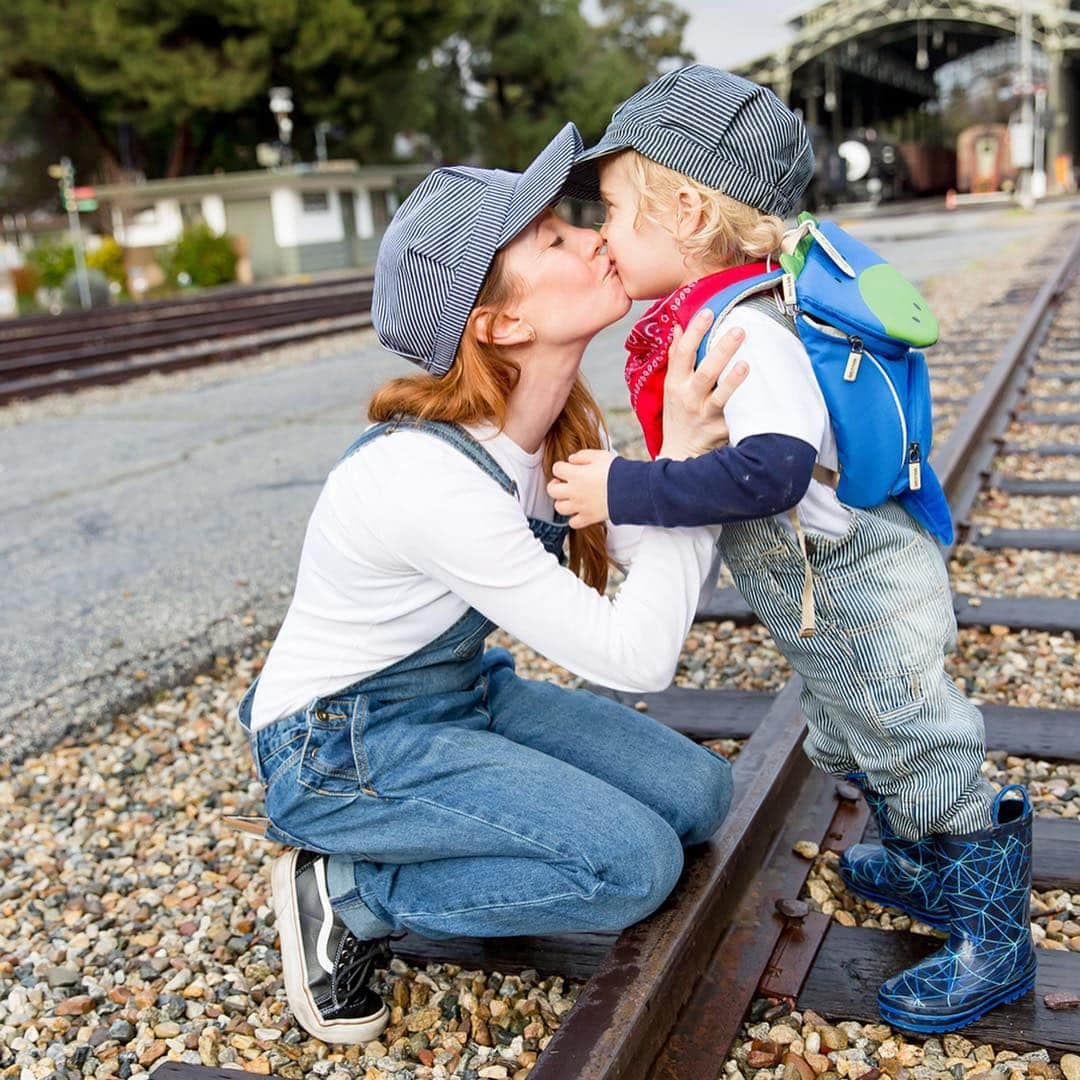 エイミー・デビッドソンさんのインスタグラム写真 - (エイミー・デビッドソンInstagram)「Apparently it’s #internationalhappinessday and kissing this kiddo = pure happiness for me. 😘😘Something else that makes me happy? Organization!!! 😳 I’ve been on a kick, lately. 😜 I don’t like losing water bottles, hoodies, shoes... you name it! Who’s with me?! I never knew that labels would be such a huge part of our lives,🤷🏼‍♀️and now that we’re in school, I label EVERYTHING!!!🤩 It’s so fun to come into school and see all the kids lunch boxes with their cute @mabelslabels on them. PS. I’ve become friends with their publicist, GG and she LOVES to spread the LOVE! Thank you, @ggbenitezprinc 💋We gave train labels to the kiddos at Lennox’s bday party, and they added such a fun and personal touch to the adorable @jolimolibrands backpacks!😜 Kids love seeing their names on things and parents love having the labels! Win/Win. . . . 📷 @ographr」3月21日 11時15分 - amy_davidson