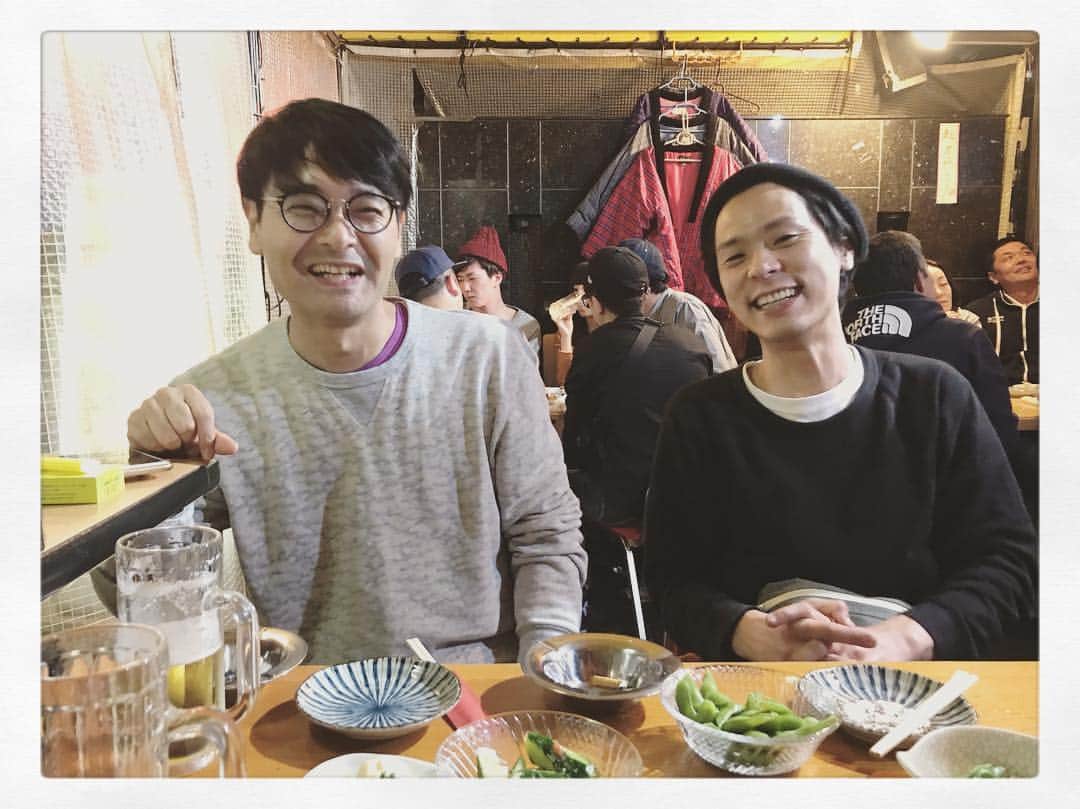 松本野々歩のインスタグラム：「ダンサーの森下真樹さんの舞台を見に横浜へ  なんだかもぉ 沁みて沁みて （とくにいまのわたしのメンタルに）  ほんとに可笑しな 全く泣けるようなシーンじゃないとこで 涙ボロボロ  生でしか味わえない エネルギー つくづく 舞台が好きだと 実感  真樹さん ダンサーの皆さんも 最高でした！  ノゾエ征爾さんも来てて 終演後、一杯呑みに野毛へ！  2人が嬉しい話を始めたので、記念に撮っとこうと隠し撮りを試みたら  不自然な動きが逆に目立つと 笑われてしまったの図  #森下真樹 さん #てんこもり」