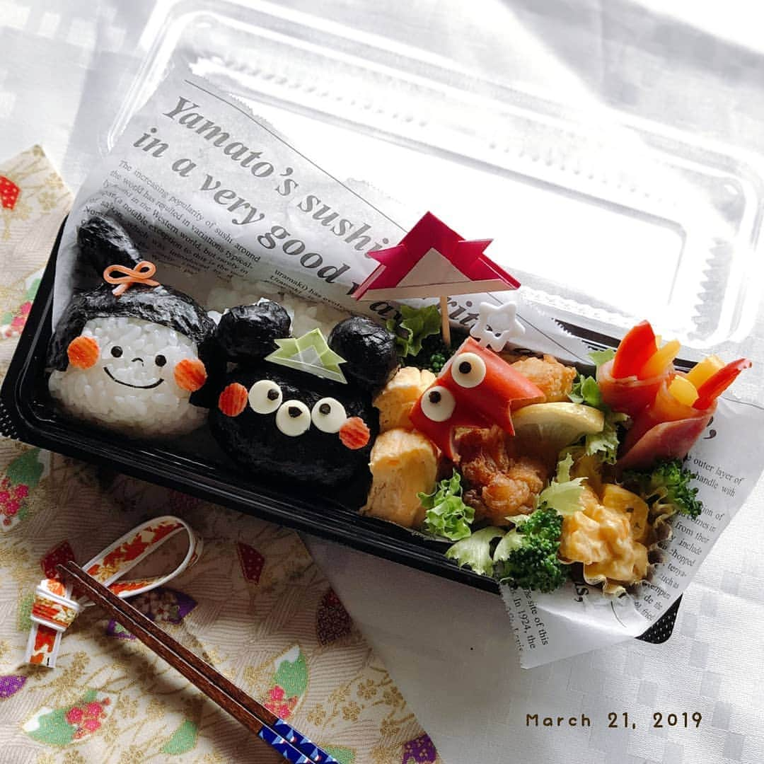 むっくママさんのインスタグラム写真 - (むっくママInstagram)「(о´∀`о)ノ * 早すぎる#子供の日弁当 で、こんにちは👋😃 * 来月のキャラ弁教室の試作品です😌💓 * 100均で大人眼鏡を買ってみたよ👓 * 今まで頑なに拒んでたけど、めっちゃ見える👀 * まだまだ細かい作業のキャラ弁は作れそうよ(笑) *  #お弁当#お弁当作り楽しもう部 #お昼が楽しみになるお弁当 #キャラ弁 #キャラベニスト弁当 #おうちごはんlover #豊かな食卓 #暮らしニスタ #ママリクッキング #ベヒフル#こどもごはん #こどもの日弁当 #子供の日 #wp_deli_japan #foodstagram #cookingram #delistagrammer #obento #kyarabenist#lunchbox #riceball #おにぎり弁当 #顔むすび#100均#セリア#snapdish#娘弁当#こども弁当#てづくりおべんと365」3月21日 11時29分 - mutsukumama