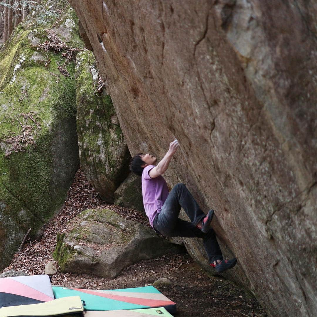 濱田健介のインスタグラム：「Yesterday, I tried Emotion V14. I couldn’t catch crux dyno but so close. I will try again one month later. I need finger training. 昨日はエモーション 5段をトライ。 核心のランジをひたすら飛び続けたけど、止まりそうで止まらず。。でも今まで1番惜しかった。あとは左手の保持力が足りてない気がする。 上部のムーブも確認して問題なさそうだったし、保持力鍛えて1ヶ月後にリベンジや。 @rockmasterhq  @organicclimbing  @unparallelup  @nogradjustfeeling  @camp1889」