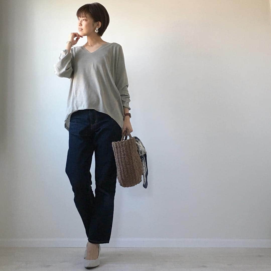のインスタグラム：「#昨日のコーデ * * * 昨日は長崎で桜の開花宣言もあり、やっと暖かくなってきた〜🌸 薄着で出かけたら午前中は風が強くて肌寒かったけど、お昼にはポカポカ🌞 車の中は暑いくらい💦 @real_cube のウォッシャブルニットの薄さがちょうど良かった👍🏻 苦手なVネックだけど、Vの開きが浅めだからコレは着られる😊 しかも、気になるヒップまわりが隠れるよう裾に前後差がついてたり、お家で手洗いできるのは助かる🧺💕 * * * #きのコ #realcube #realcubefashionista #リアルキューブ #ウォッシャブルニット #coca_code #gu_for_all #titivatestyle  #プチプラコーデ #プチプラファッション #ママコーデ #outfit #ootd #coordinate #kaumo_fashion #locari #ponte_fashion #mamagirl #mineby3mootd  #ママスタ春コーデ  #アラフォーママ #アラフォーコーデ #fashionblogger  #大人カジュアル」