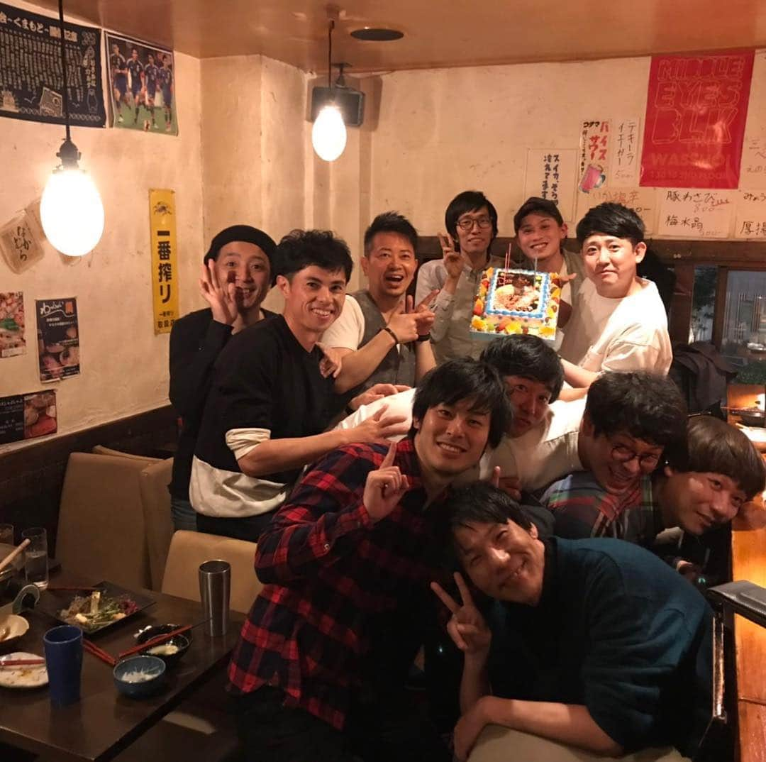 松田大輔さんのインスタグラム写真 - (松田大輔Instagram)「誕生日会をやって頂きました。 どうやって終わったのか どうやって帰ってきたのか 全ては謎に包まれています。 本当ありがとうございました。 毎年 ありがとう。  #誕生日会 #俺のパンツ #匂い嗅ぐ #ちゅうえい」3月21日 11時33分 - daisuke.matsuda.1044