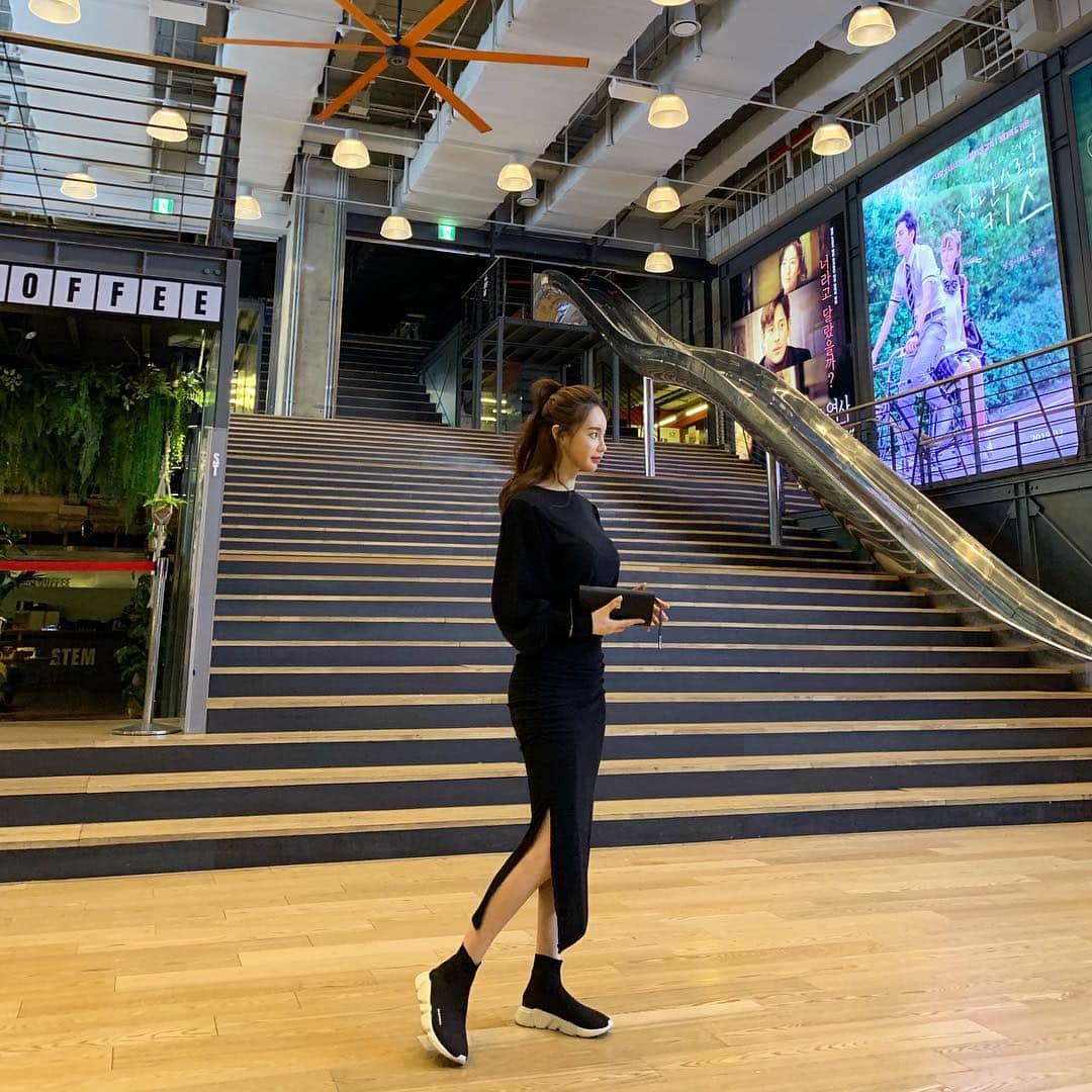 Hyemiさんのインスタグラム写真 - (HyemiInstagram)「비오면 몸이 넘나 천근만근 알람 5번듣고 겨우 일어남 이제 나가볼까나 오늘도 바쁨🤭 토요일엔 빼자카페 쟁겨두기 좋은구성으로 오픈합니당 히히☺️」3月21日 11時33分 - hinzajoa