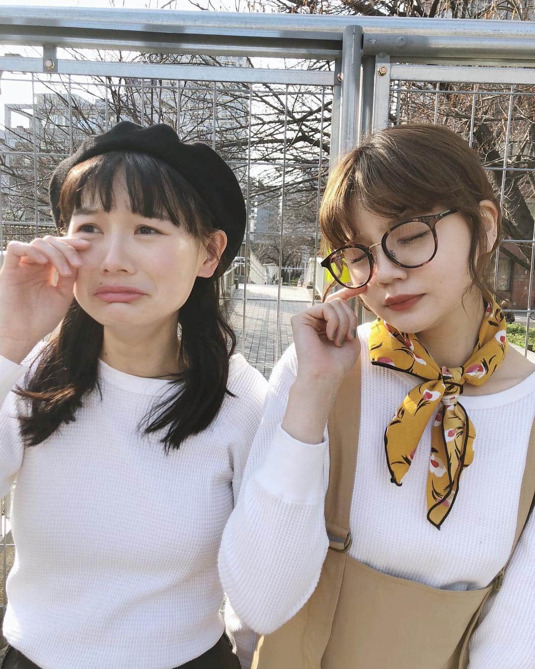 村田倫子さんのインスタグラム写真 - (村田倫子Instagram)「merの撮影にて辻とおふざけ、、、 今月はオール私服なのです☺︎ お楽しみに。 今日は春分の日、みんなお出かけするの？🌸 . #りんこーで  thermal @american_rag_cie  all-in-one @titivatejp  shoes @repetto_japan  grasses @zoff_eyewear  bag @isntshe_official  scarf 韓国で買ったもの。 #soul #mer #code #titivate #ティティベイト #titivatestyle」3月21日 11時40分 - rinco1023