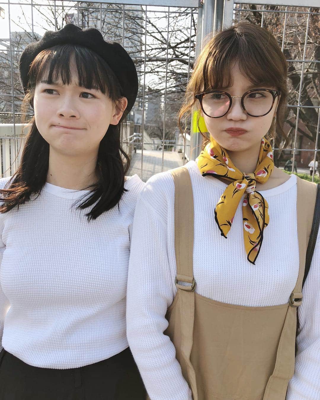 村田倫子さんのインスタグラム写真 - (村田倫子Instagram)「merの撮影にて辻とおふざけ、、、 今月はオール私服なのです☺︎ お楽しみに。 今日は春分の日、みんなお出かけするの？🌸 . #りんこーで  thermal @american_rag_cie  all-in-one @titivatejp  shoes @repetto_japan  grasses @zoff_eyewear  bag @isntshe_official  scarf 韓国で買ったもの。 #soul #mer #code #titivate #ティティベイト #titivatestyle」3月21日 11時40分 - rinco1023