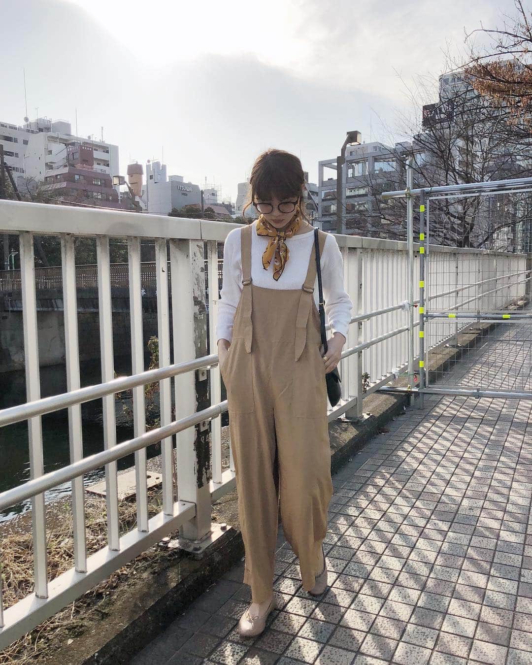 村田倫子さんのインスタグラム写真 - (村田倫子Instagram)「merの撮影にて辻とおふざけ、、、 今月はオール私服なのです☺︎ お楽しみに。 今日は春分の日、みんなお出かけするの？🌸 . #りんこーで  thermal @american_rag_cie  all-in-one @titivatejp  shoes @repetto_japan  grasses @zoff_eyewear  bag @isntshe_official  scarf 韓国で買ったもの。 #soul #mer #code #titivate #ティティベイト #titivatestyle」3月21日 11時40分 - rinco1023
