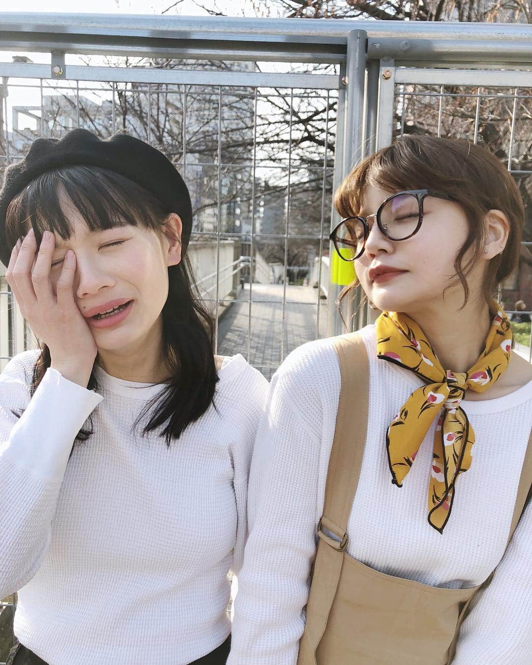 のインスタグラム：「merの撮影にて辻とおふざけ、、、 今月はオール私服なのです☺︎ お楽しみに。 今日は春分の日、みんなお出かけするの？🌸 . #りんこーで  thermal @american_rag_cie  all-in-one @titivatejp  shoes @repetto_japan  grasses @zoff_eyewear  bag @isntshe_official  scarf 韓国で買ったもの。 #soul #mer #code #titivate #ティティベイト #titivatestyle」