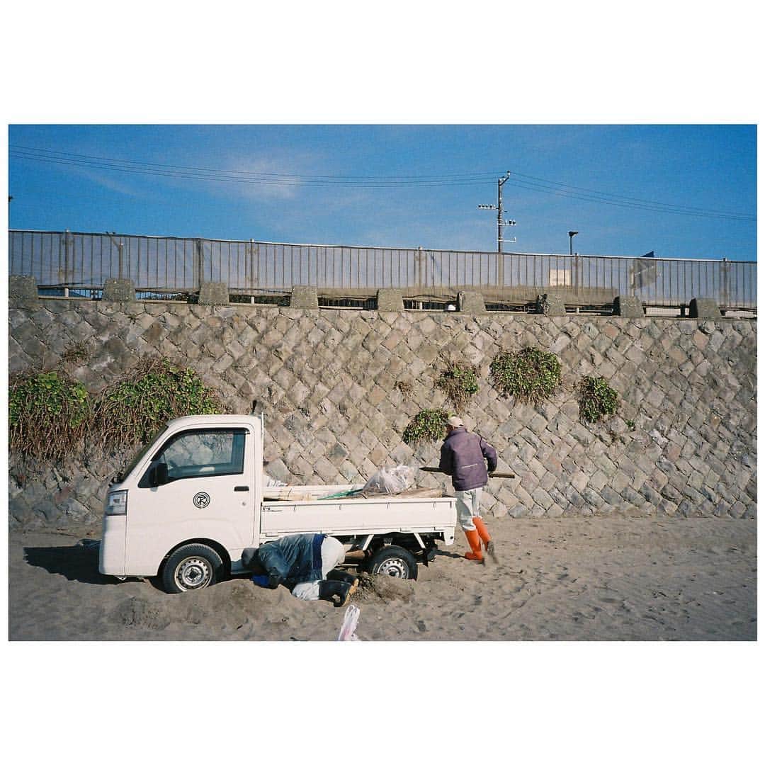 入江甚儀さんのインスタグラム写真 - (入江甚儀Instagram)「Their car got stuck in the beach. I helped them.  #kodak #film #konicabigmini301 #kodakultramax400」3月21日 11時41分 - jingi_irie