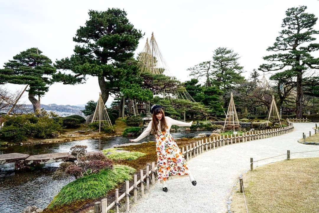 のインスタグラム：「撮影で金沢へ！兼六園さんぽ♪ ☆ゆりもりFashion check☆ #インナーニット #studioclip #キャミワンピ #花柄 #royalparty #帽子 #ca4la  #兼六園 #雪吊り #梅の花 #満開 #金沢 #金沢観光 #金沢グルメ #食べ歩き」