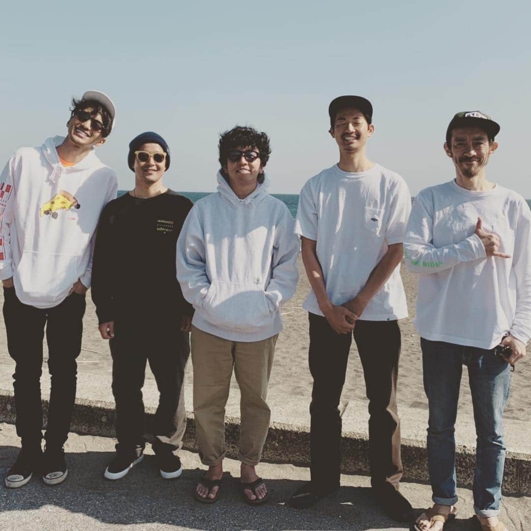 のインスタグラム：「@blue.mag で @hlna.jp さんのセッションに参加させていただきました！いつもの連載とはまた違った感覚で沢山のボードに乗らせてもらいました。勉強にもなったし沢山笑っためちゃくちゃ楽しかったです！紙面が楽しみ。ありがとうございました〜（ぺ）」