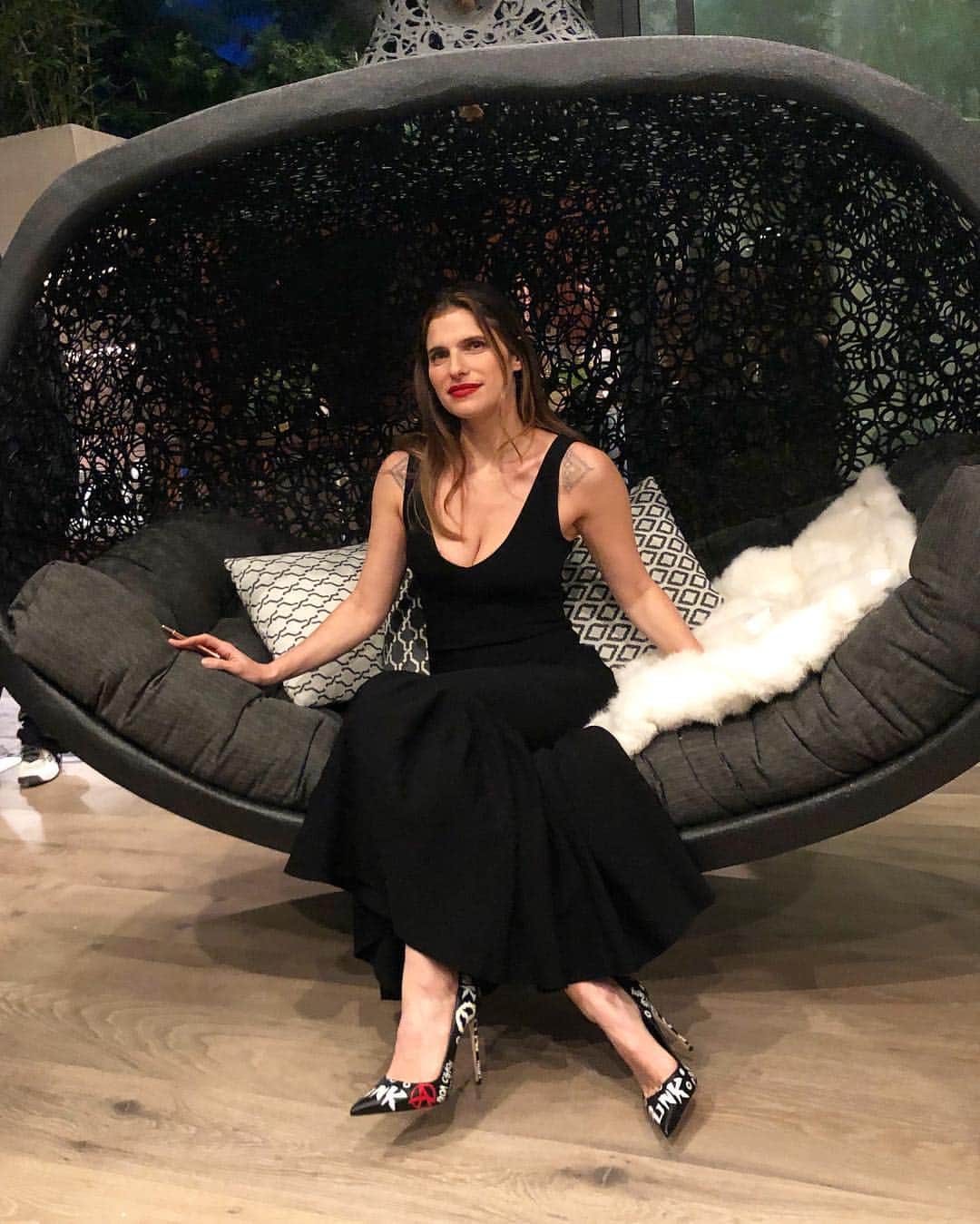barneysnyofficialさんのインスタグラム写真 - (barneysnyofficialInstagram)「Tonight, along with @beboefamily and friends like the stunning @lakebell, we’re celebrating The High End, our lifestyle and wellness concept shop at our Beverly Hills flagship. Head to Stories for all the real time highlights from the party. Special thanks to @meirkroll and @alwaysconstructioninc for the fabulous private home.」3月21日 11時49分 - barneysny