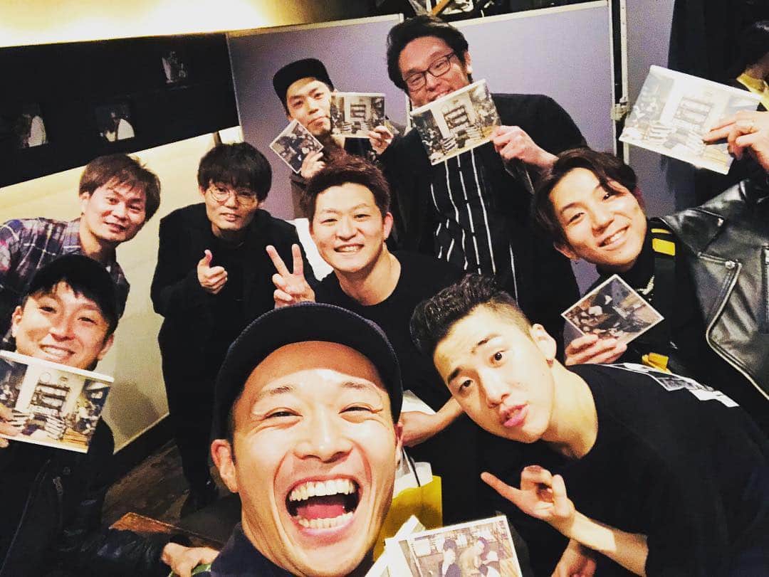 Shingo Okamotoさんのインスタグラム写真 - (Shingo OkamotoInstagram)「東京公演！！無事終わりました！！﻿ ﻿ 来てくれた皆さん本当にありがとうございました！！！﻿ あたたかい声援にパワーもらえて幸せいっぱいの時間でした！﻿ ﻿ 仲間達も観に来てくれて嬉しかったー！（ ; ; ）ありがとう！﻿ ﻿ 一緒に写真に撮れてない仲間もいますが、、ありがとうーの気持ちでいっぱいです！﻿😭 ﻿ そしてチームREBBITTの皆さん引き続きよろしくお願いします！﻿ このチームが大好きじゃー！！﻿ ﻿ #REBBITTOUR ﻿﻿ #shingookamoto #shokamijo #OliviaBurrell #PennyK #石田まり #森勇士 #坂東慧」3月21日 11時51分 - shingookamoto
