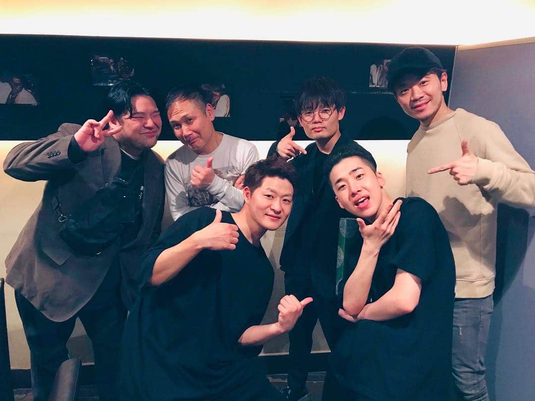 Shingo Okamotoさんのインスタグラム写真 - (Shingo OkamotoInstagram)「東京公演！！無事終わりました！！﻿ ﻿ 来てくれた皆さん本当にありがとうございました！！！﻿ あたたかい声援にパワーもらえて幸せいっぱいの時間でした！﻿ ﻿ 仲間達も観に来てくれて嬉しかったー！（ ; ; ）ありがとう！﻿ ﻿ 一緒に写真に撮れてない仲間もいますが、、ありがとうーの気持ちでいっぱいです！﻿😭 ﻿ そしてチームREBBITTの皆さん引き続きよろしくお願いします！﻿ このチームが大好きじゃー！！﻿ ﻿ #REBBITTOUR ﻿﻿ #shingookamoto #shokamijo #OliviaBurrell #PennyK #石田まり #森勇士 #坂東慧」3月21日 11時51分 - shingookamoto