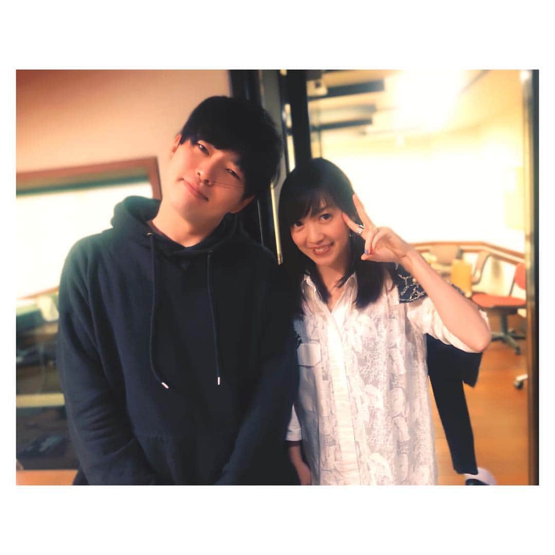 のインスタグラム：「*school of lockの遠山校長と😊﻿ 今年もEARTH×HEART LIVEのMCを務めさせて頂くことになりました😆🌸🌸﻿ 今年はMINMIさんBONNIEPINKさんCHARAさん🎈🎈﻿ .﻿ ライブに先駆けて今日17時から遠山との番組が放送されます😆😆﻿ EARTH×HEART LIVE プレスペシャル！﻿ 遠山校長とアースデーに考えたい事をお話しします🎈﻿ 収録は笑いが止まらず、当日のライブも楽しみです🌈﻿ . チケットの発売も始まりました✨✨﻿ MC2人はあんな事、こんな事して皆さんと楽しみたいと目論んでいます👍﻿ .﻿ #tokyofm #earthday #minmi #bonniepink #chara #live #チケット発売中 #schooloflock #遠山校長 #いつも笑わせてくれて感謝 #当日は体張りそうな予感 #楽しみです」