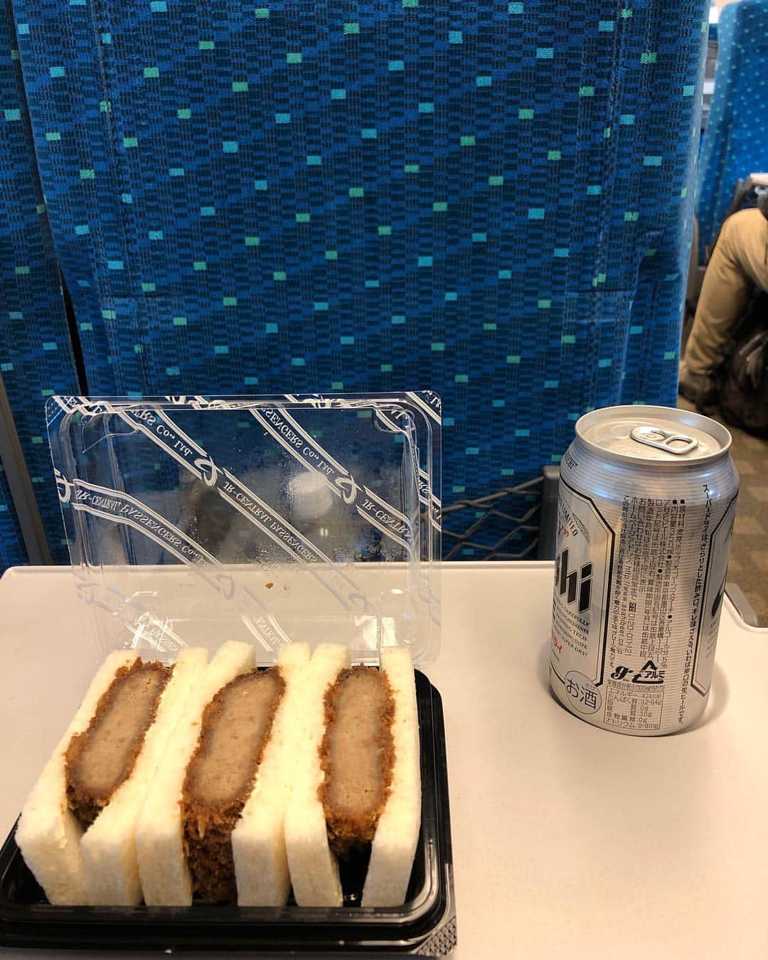 有江嘉典さんのインスタグラム写真 - (有江嘉典Instagram)「本番日なのに…ゴールデンと名古屋駅に着いたらごはん食べようね、って約束したのに…習慣で購入する私よ…。新幹線チケット別々に購入したので横並びになれず同じ車両の5列先のゴールデン。前のめりぃ〜、常ぇに先行くぅ、ゴールデぇン〜。」3月21日 11時53分 - yoshinori_arie
