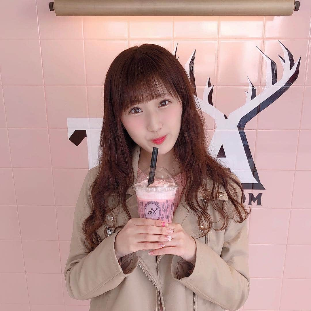 田辺真南葉さんのインスタグラム写真 - (田辺真南葉Instagram)「🦌💕🦌💕 . . . #アルフレッドティールーム の 期間限定 LA LA SAKURA TEA トッピングにナタデココ追加🎀 . ヨーグルト系のジュースは タピオカよりナタデココ追加の方が 爽やかな味になり美味しいです😊 まなオススメはナタデココ追加👍🏻 . ここのお店では ミルクティーやラテなど お好みで選んだあとにトッピングなど タピオカやナタデココの追加を 選ぶので是非自分好みにセレクトを してみてね🧸💕 . #まなっはースイーツ同好会  #アイドルING #アイドリング #タピオカ #ナタデココ #ピンク」3月21日 11時53分 - manaha_tanabe