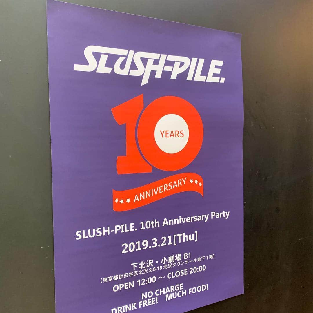 山里亮太さんのインスタグラム写真 - (山里亮太Instagram)「SLUSH-PILEの10周年記念へ！ 本当にお世話になっています。 ちょっとでも参加を。 恥ずかしいことに一番乗りしてしまって、開場を外で一人待っている。  課長のファンシー満載な祝いに、相変わらず気配り繊細王であることを知る。」3月21日 11時53分 - ryotayamasato