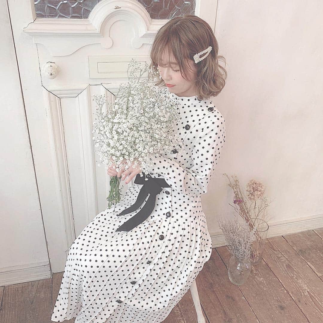 のインスタグラム：「🌼⠀ ⠀ かすみ草って見てると優しい気持ちになるから好き 𓈒 𓏸 花言葉は、清らかな心 無邪気 親切 幸福だって♡𓂃 かすみ草のイメージにぴったりだ:) そしてこの @lissi__boutique の水玉ワンピ着てたら かわいいって褒められて嬉しい𓃹🌼  #lissiboutique#かすみ草#花言葉#코디스타그램#코디」