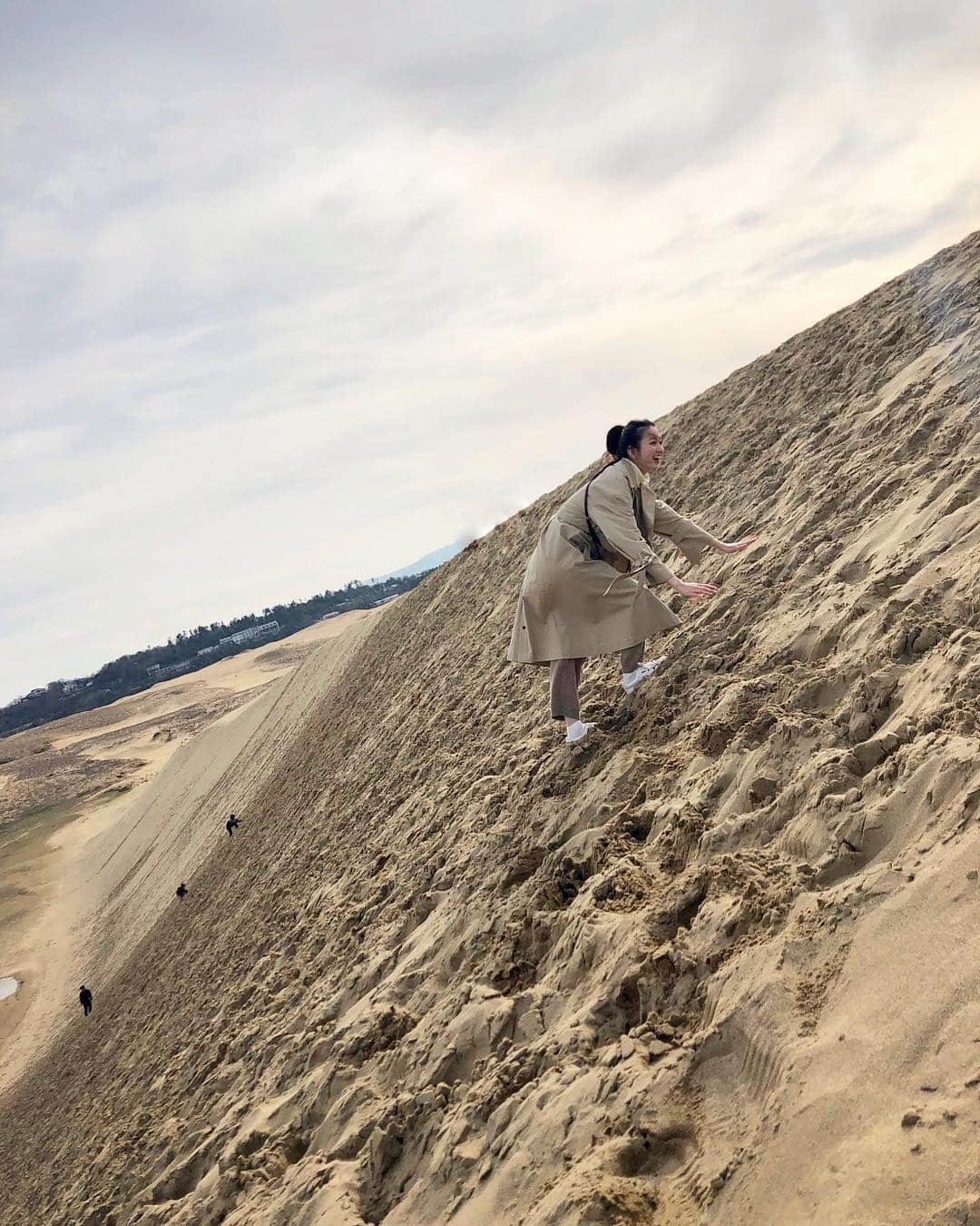岡崎紗絵さんのインスタグラム写真 - (岡崎紗絵Instagram)「登った〜 すごい急斜面でびっくり！ ひとつ失敗なのは完全に服の色間違えたこと。🤭 #鳥取砂丘 #完全に #同化してるよ #靴にもいっぱい #砂入るよ #けど楽しいよ #笑」3月21日 11時59分 - sae_okazaki