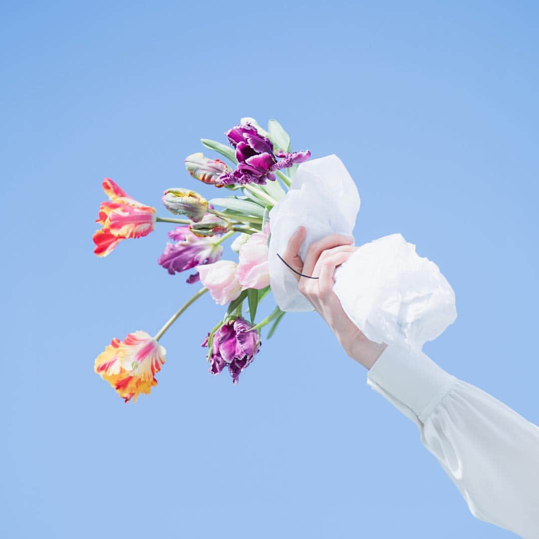 スープストックトーキョー 公式さんのインスタグラム写真 - (スープストックトーキョー 公式Instagram)「「自分」という大切な人へ。🌸 . 今月のリーフレットのテーマは、 昨春に引き続き「#花があると」です。 東京・表参道の路地裏にある 「logi PLANTS&FLOWERS (@logiplantsandflowers)」さんにお願いし、 スープストックトーキョーのスタッフたちが 花を一緒に選んでもらい、 そのやりとりを記録しました。 💬 ――――――――――――――――――― 💐  私に贈る ――――――――――――――――――― 「今日はどなたに？」 「今日は"私に"なんです」 「わっ、マイセルフ。普段お花は買いますか？」 「部屋に観葉植物はあるんですけど、 生花は飾らなくて」(...つづく) . 花を贈ると、贈る方も貰う方も ちょっとときめく。 "自分"に贈ってみるのも素敵です。 続きは店頭のリーフレットでお楽しみください。 . #soupstocktokyo#soupstock #スープストックトーキョー#スープストック #店頭リーフレット#リーフレット#花#自分に贈る花#花を贈る#ご褒美#自分へのご褒美#自分へのご褒美に#春 #flower#spring#logi#logiplantsandflowers」3月21日 12時00分 - soupstocktokyo