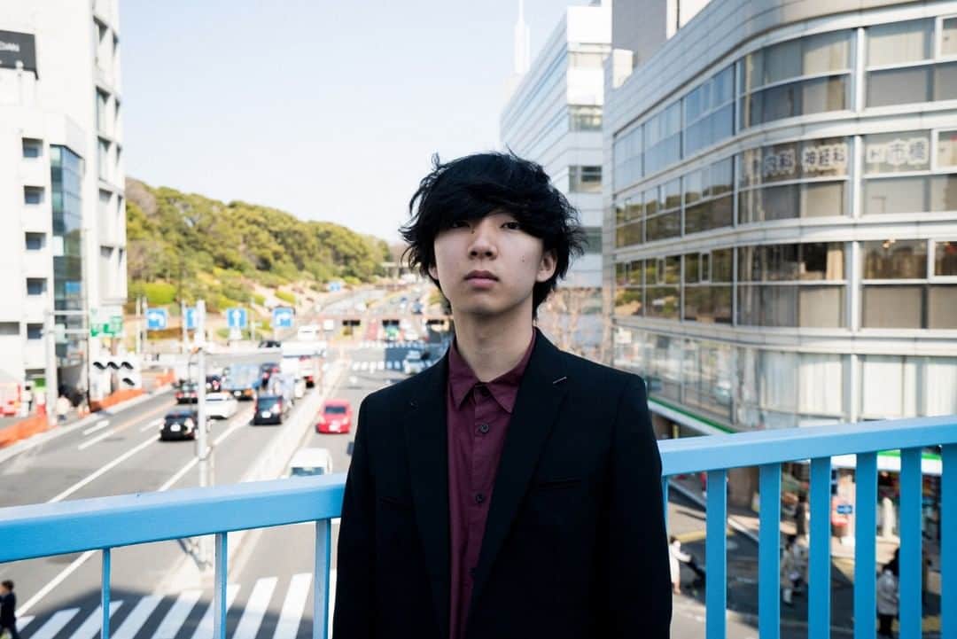 のインスタグラム：「高校生トラックメイカーYackleが1stフルアルバム『FRANK THROW』をリリース㊗️ 最初に年齢を公表しなかった理由、アーティストになるきっかけ、今の活動について語る! interview by ☆Taku（@takudj）#FrankThrow #YackleDJ interviewはlinkin.bio」