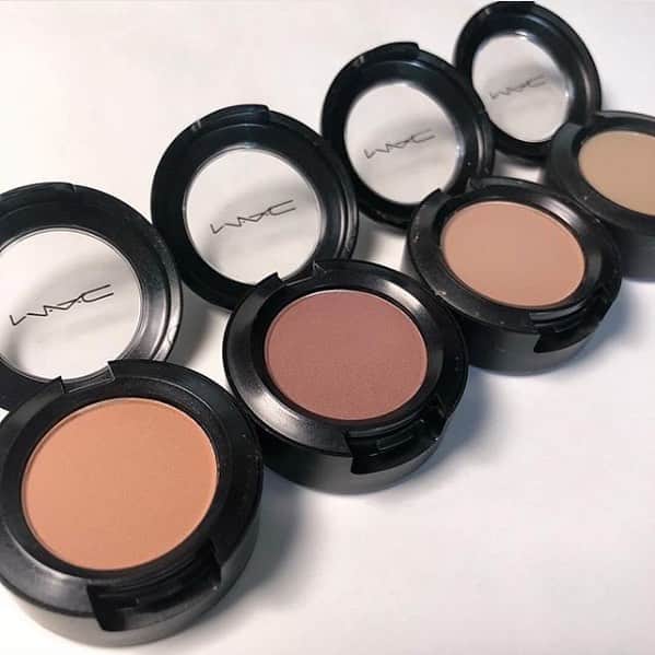 M∙A∙C Cosmetics Japanのインスタグラム：「⠀ 発色のよさと種類の豊富さが自慢の M·A·Cのアイシャドウ👀✨ [スモール アイシャドウ] #MACアイシャドウ ⠀ REGRAM: @maccosmeticskorea ⠀ ⠀ ⠀ ⠀ ⠀ ⠀ #MACCosmeticsJapan #MACコスメ #MACCosmetics #MAC #コスメ #メイク #アイシャドウ #EyeShadow #eye #アイメイク #カラーバリエーション #カラバリ #高発色 #MACSmallShadow #溺愛 #マスト」